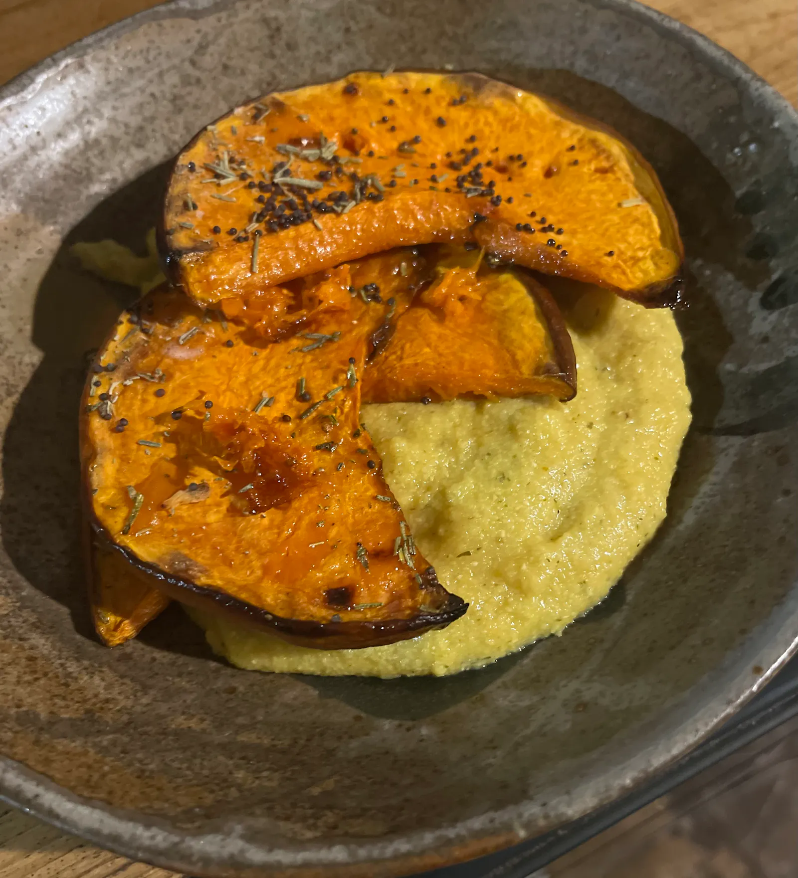 Courge grillée au four, polenta. Produits du marché de Cahors.