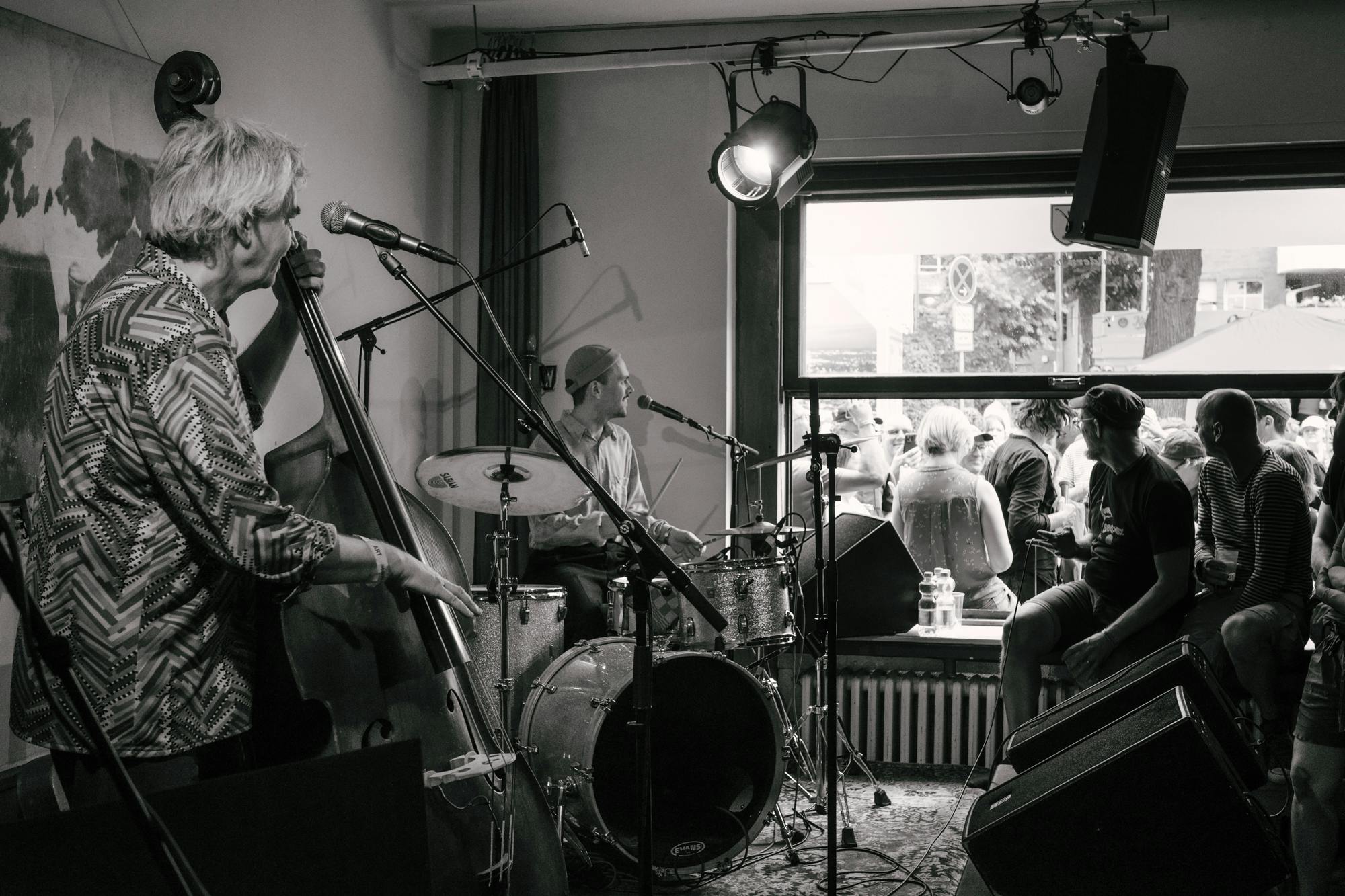 Die Band Fuzzman & The Singin’ Rebels spielt auf einer kleinen Bühne, das Publikum steht dicht gedrängt davor.