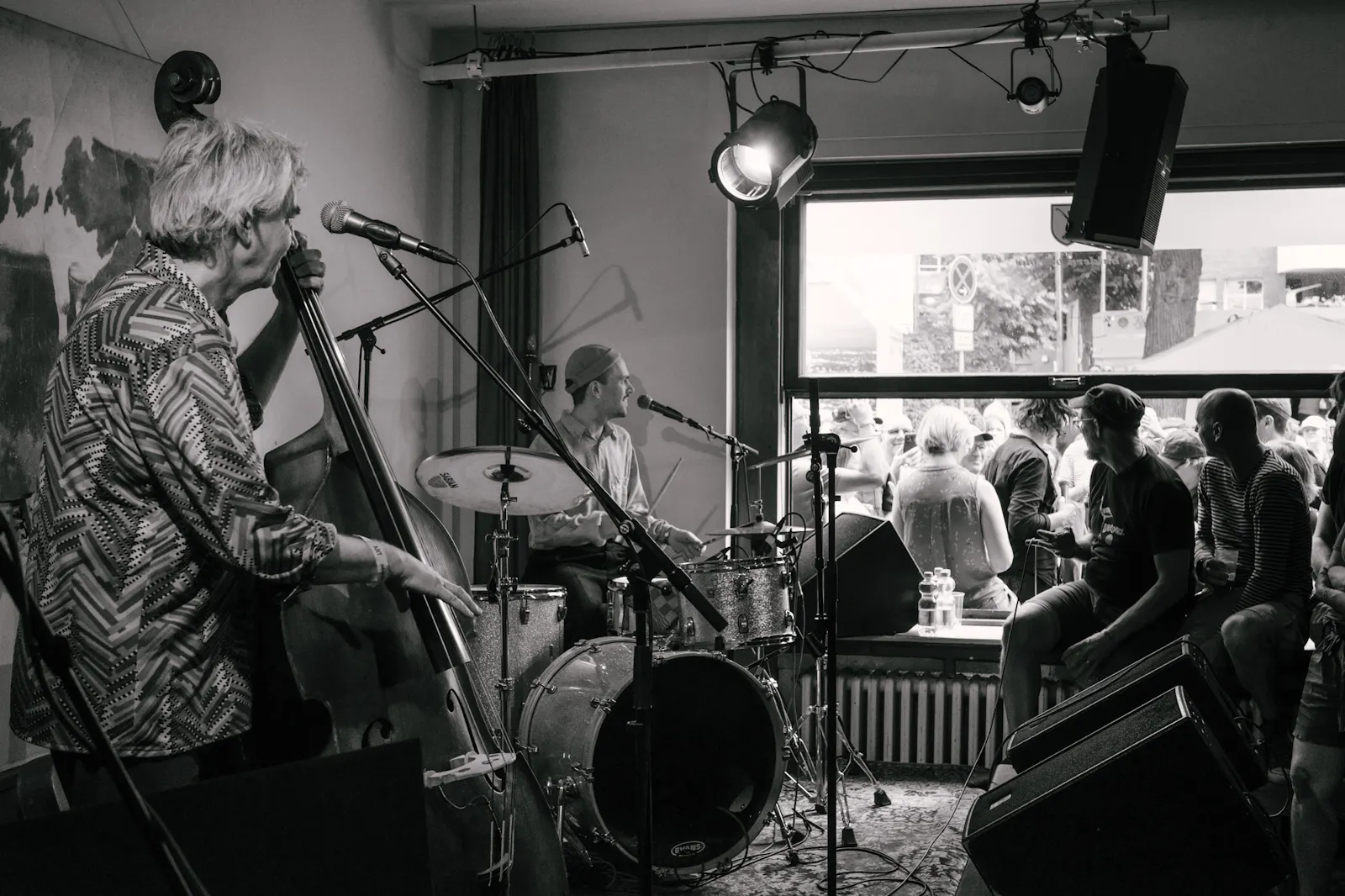 Die Band Fuzzman & The Singin’ Rebels spielt auf einer kleinen Bühne, das Publikum steht dicht gedrängt davor.