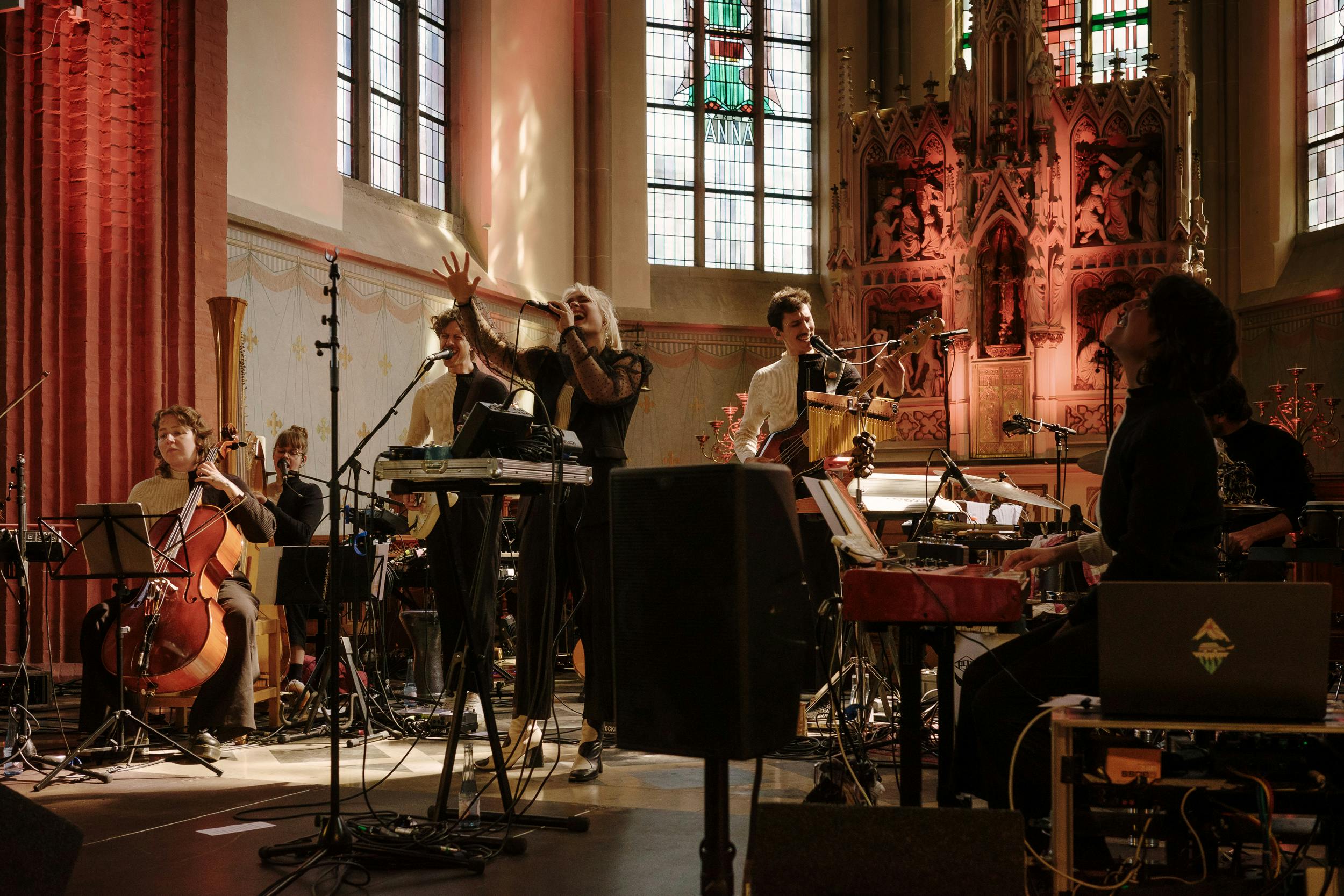 Die Musikerin To Athena spielt in einer kleinen Kirche beim Haldern Pop Festival, umgeben von ihrer Band.