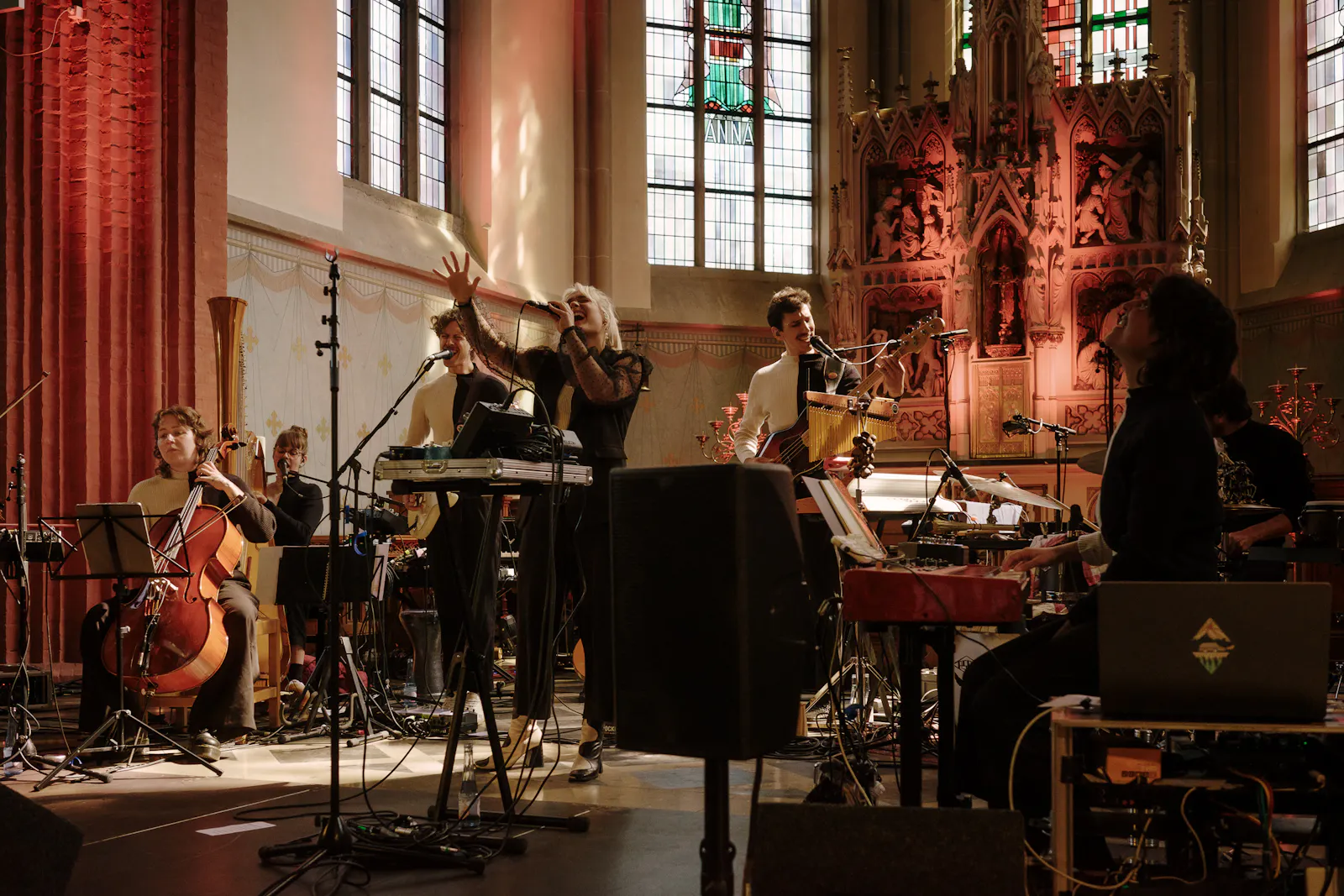 Die Musikerin To Athena spielt in einer kleinen Kirche beim Haldern Pop Festival, umgeben von ihrer Band.