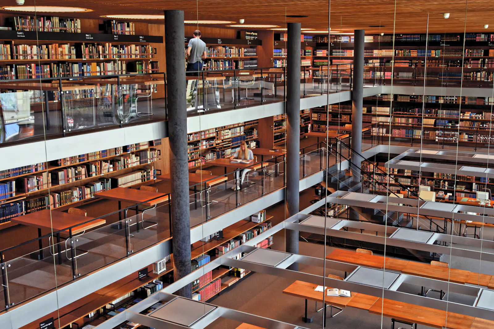 Helle, lichtdurchflutete Räume in der Bibliothek des Germanischen Nationalmuseums Nürnberg // © ALPENREPUBLIK, 2025