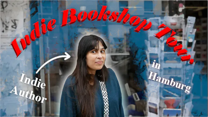 Simoné steht in einem grünen Pulli verschmitzt grinsend vor einem Buchladen. Darüber steht "Indie Bookshop Tour", ein Pfeil mit der Beschriftung "Indie Author" deutet auf sie, rechts von ihr steht "in Hamburg".