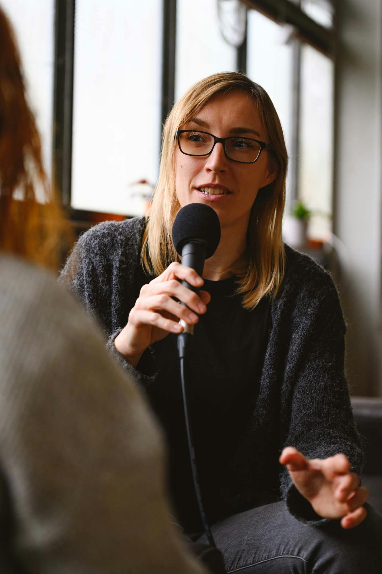 Juliane mit ihrem Mikro im Interview,