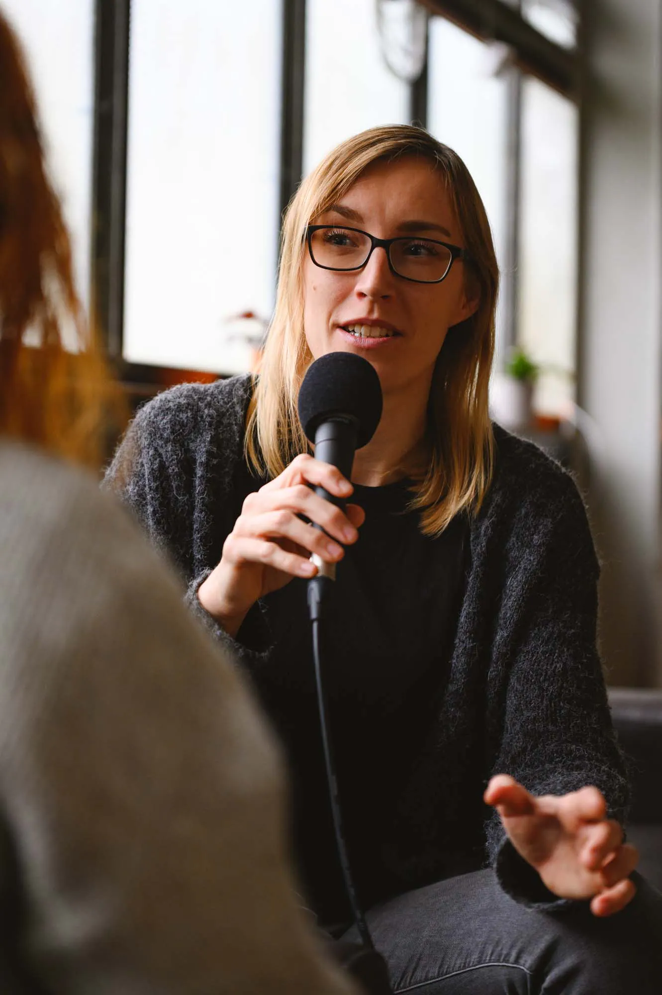 Juliane mit ihrem Mikro im Interview,
