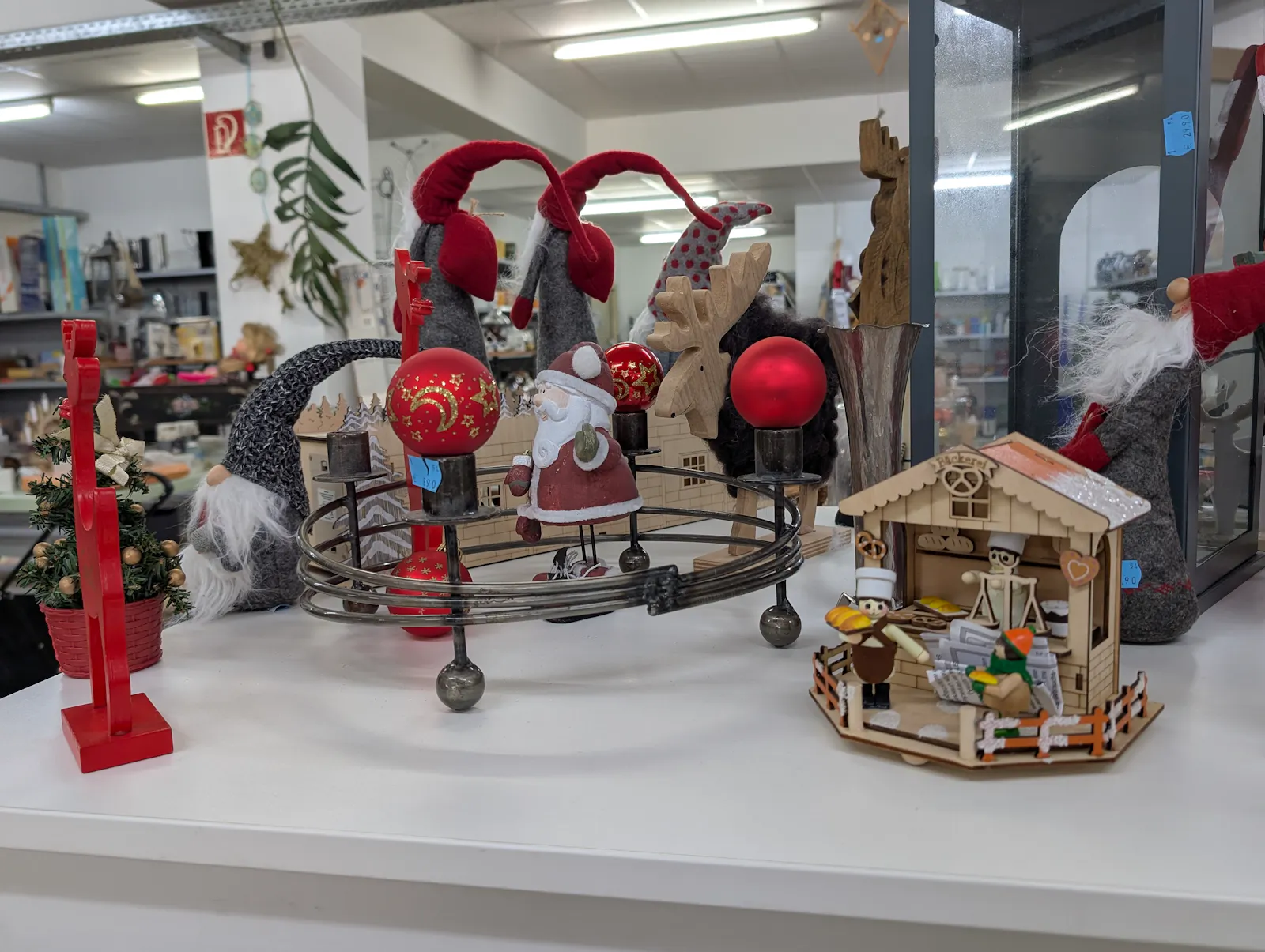 Weihnachtsdeko aller Art gibt es in diesen Tagen im Second-Hand-Kaufhaus auch. Foto: Jürgen Brand