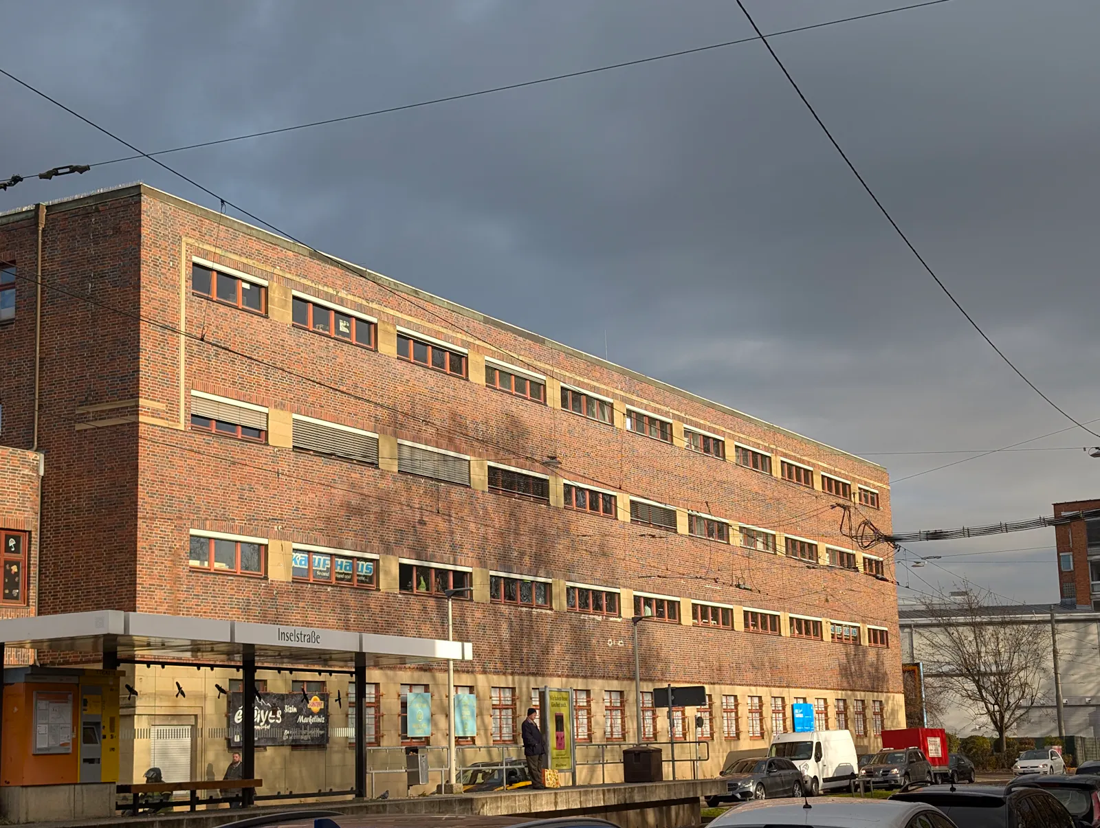 Das Sozialkaufhaus in Stuttgart-Wangen ist im ersten Stock das großen Ziegelsteingebäudes an der Inselstraße. Foto: Jürgen Brand