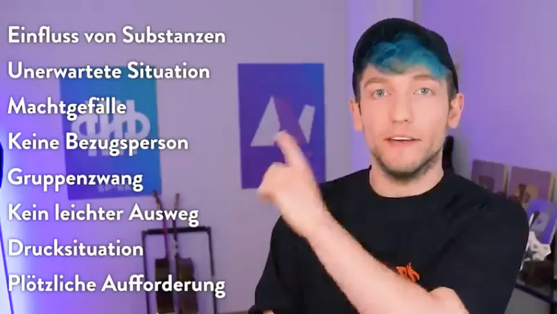 Screenshot aus einem Video von Rezo. Man sieht ihn rechts im Bild, mit der Hand auf eingeblendeten Text auf der linken Seite zeigend. Die Begriffe auf dem Bild: Einfluss von Substanzen, Unerwartete Situation, Machtgefälle, Keine Bezugsperson, Gruppenzwang, Kein leichter Ausweg, Drucksituation, Plötzliche Aufforderung.