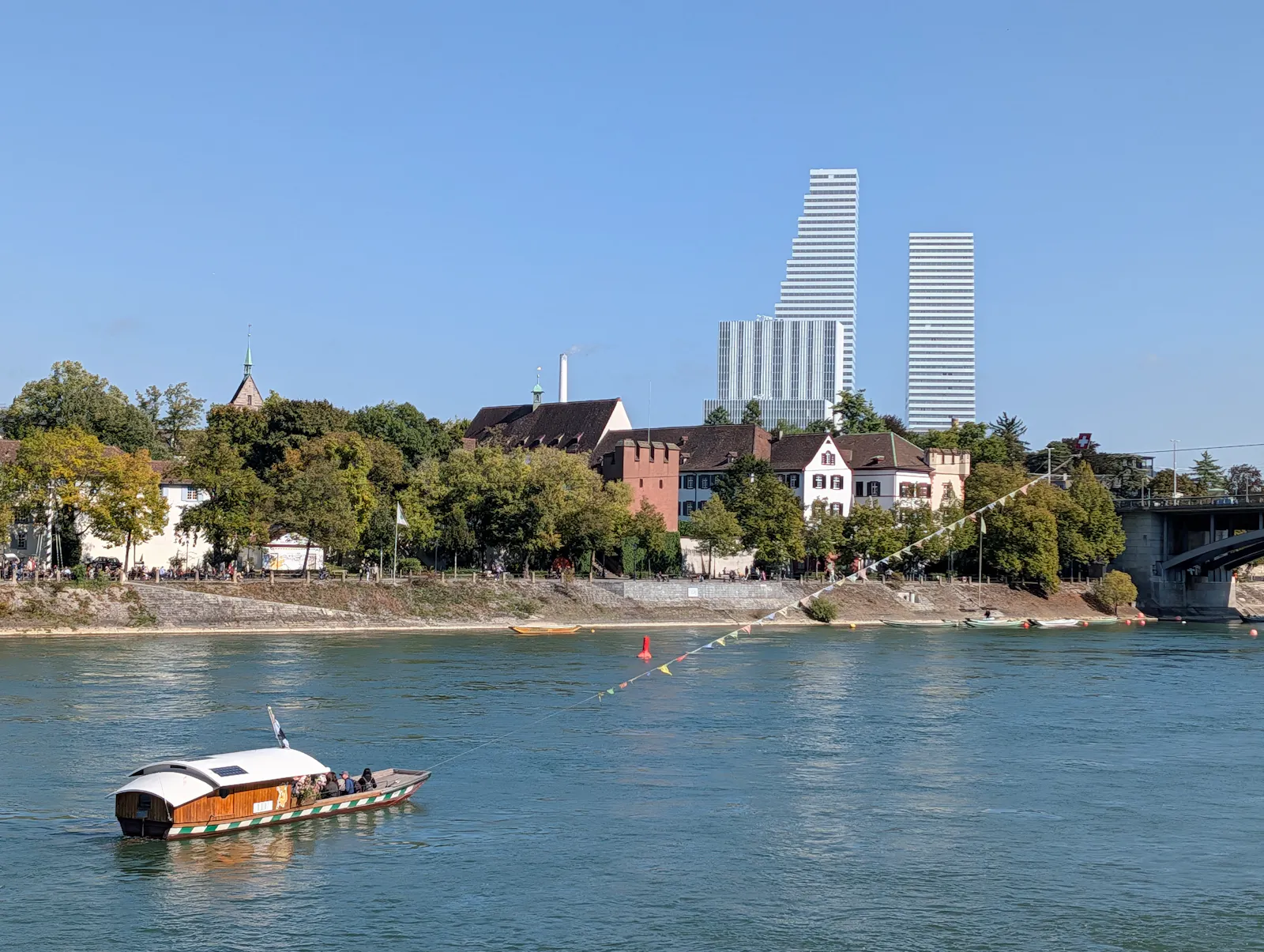 Die Strömungsfähren über den Rhein sind eine der vielen Attraktionen von Basel. Foto: Jürgen Brand