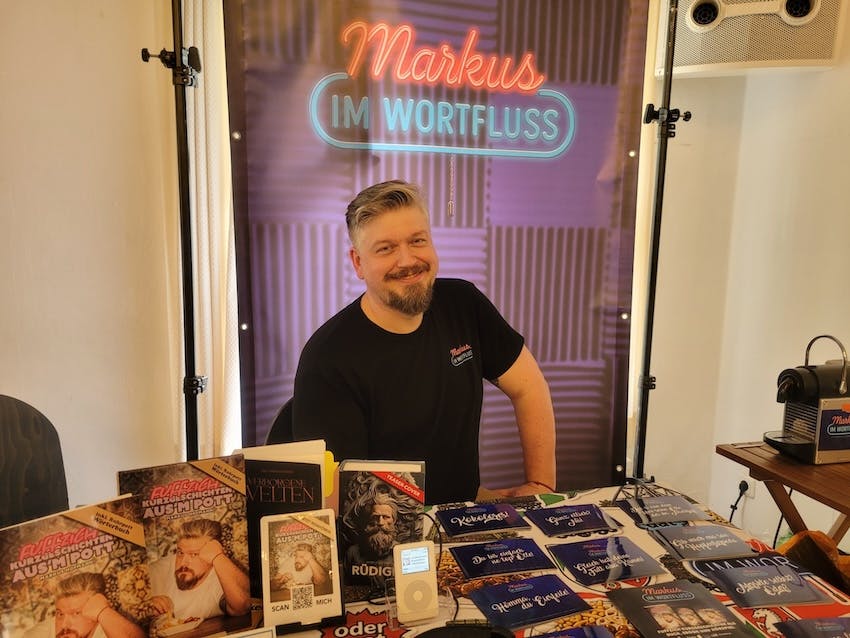 Der Autor Markus Hofmann an seinem Tisch bei der Buchmesse "Vielseitig" im Kloster Saarn in Mülheim an der Ruhr