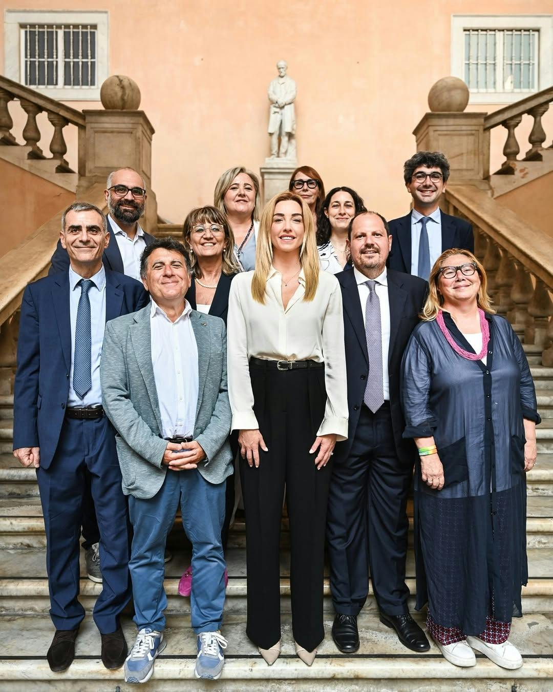 Bürgermeisterin Silvia Salis und ihr Team (Foto via Silvia Salis Instagram)