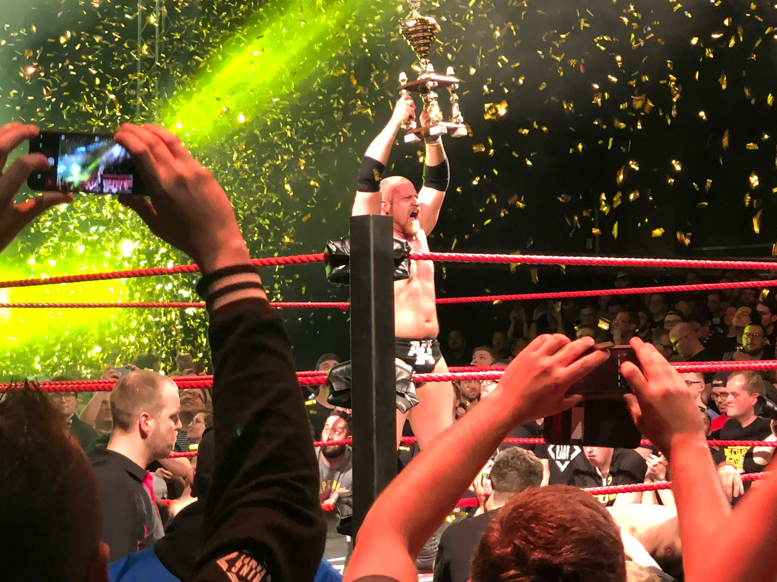 Absolute Andy mit der Carat-Trophäe.