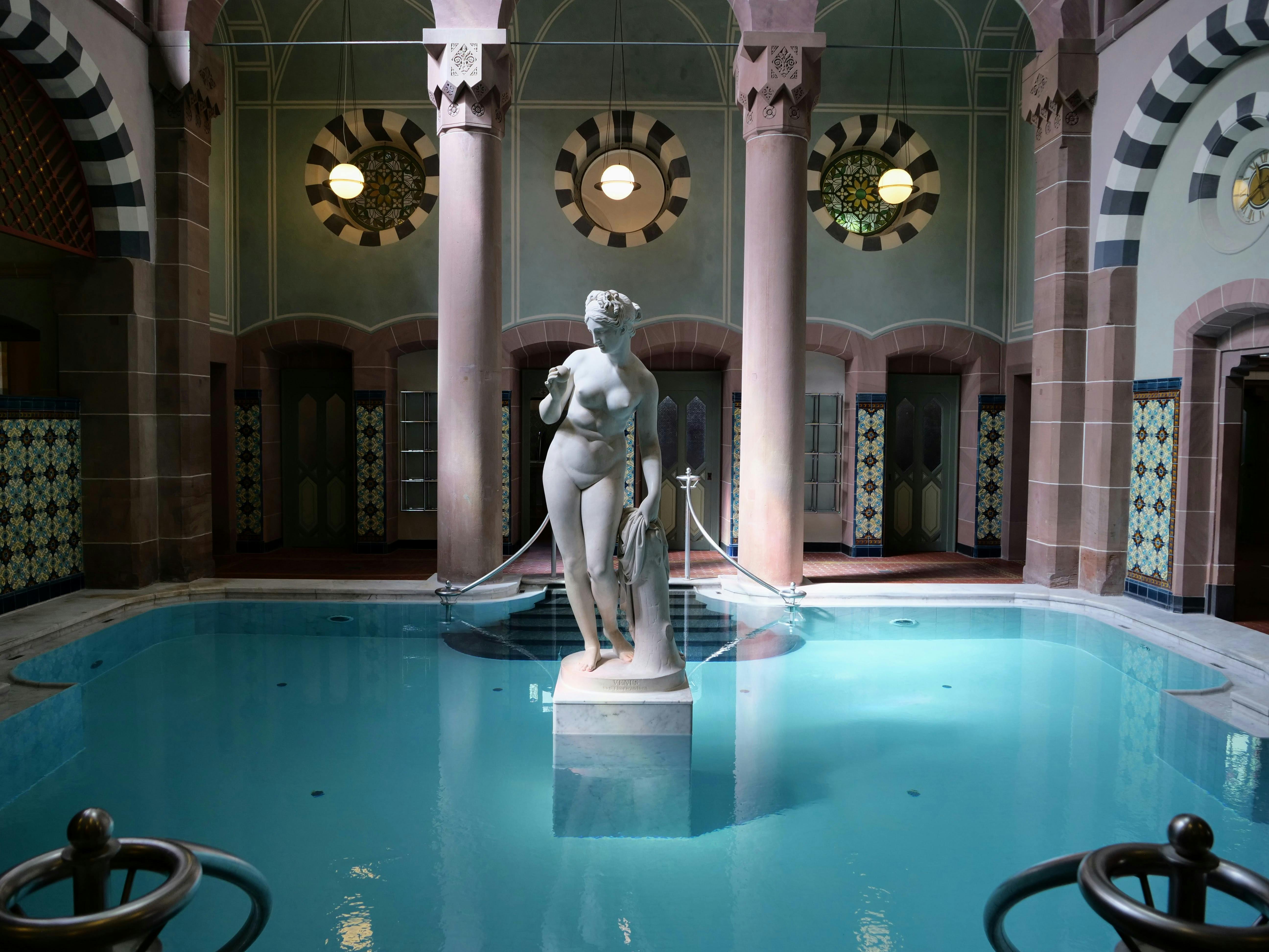 Die Venus-Statue nach Thorvaldsen leistet den Badenden im Palais Thermal in Bad Wildbad mitten im Becken Gesellschaft. Foto: Jürgen Brand