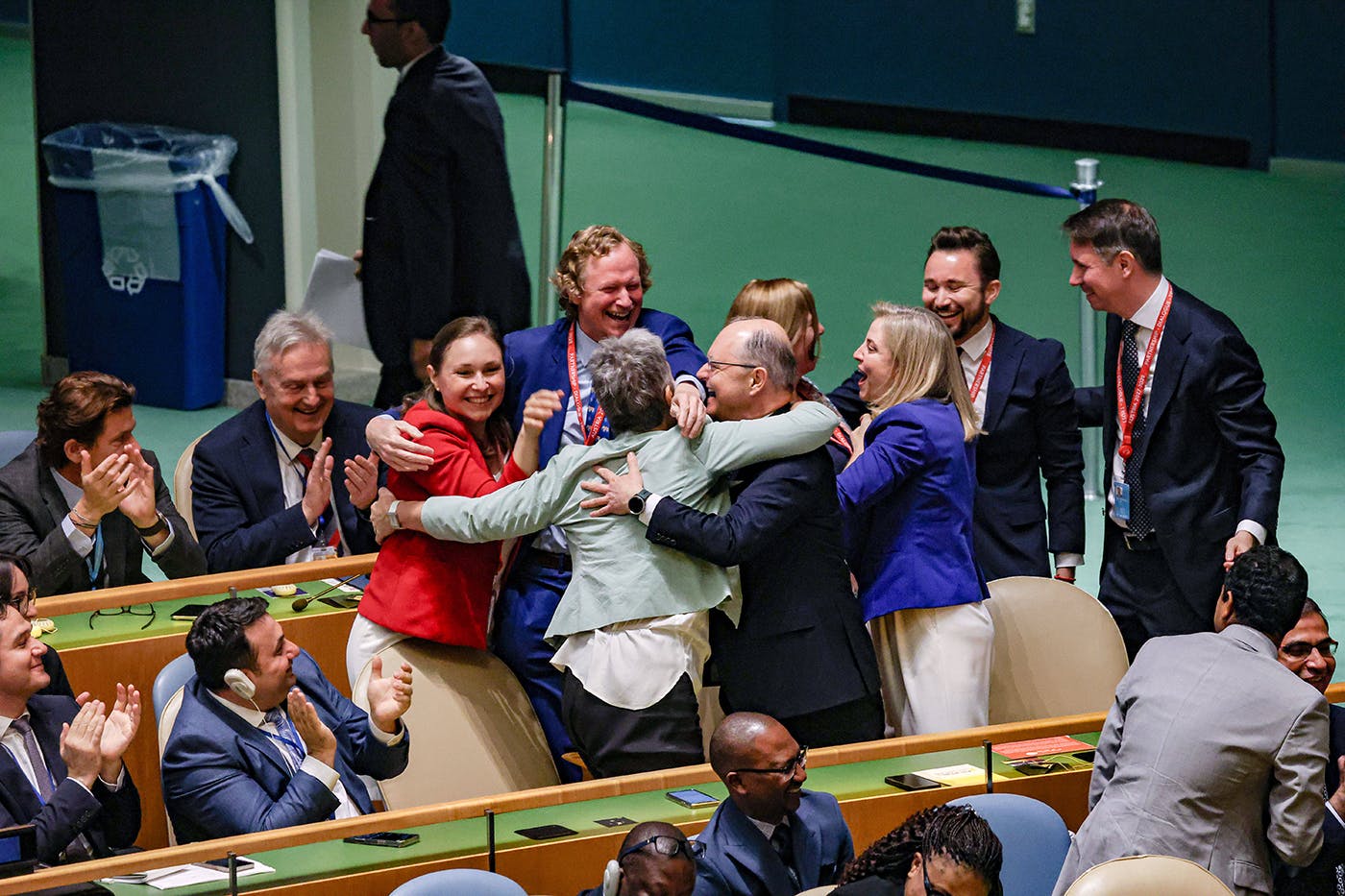 Politiker jubeln und umarmen sich im Kreis.