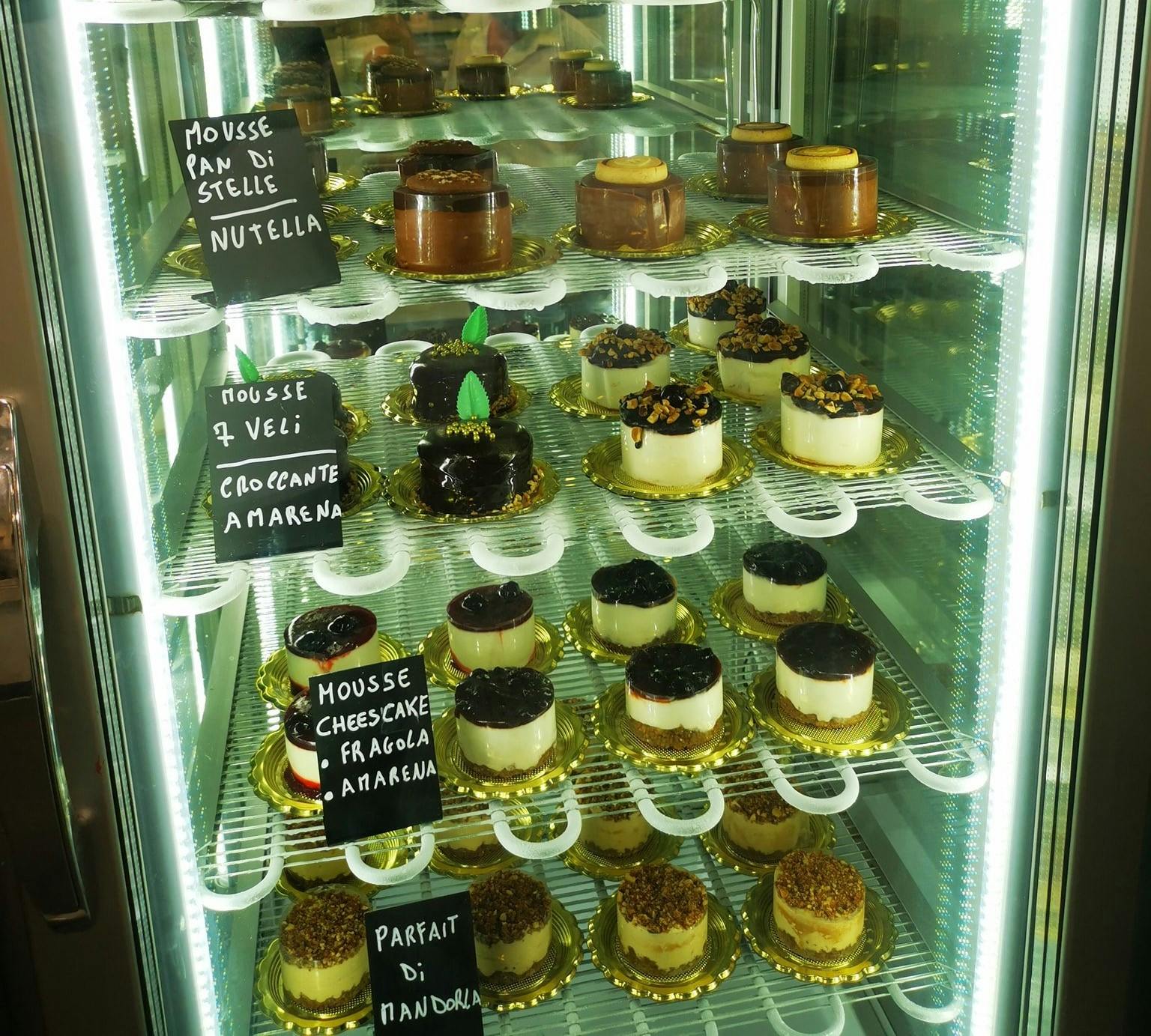 Ein Bild der Kühlvitrine der Antica Gelateria Patricola in Palermo. Wenn Du glutenfreies, histaminarmes Palermo suchst, ist sie ein Must.