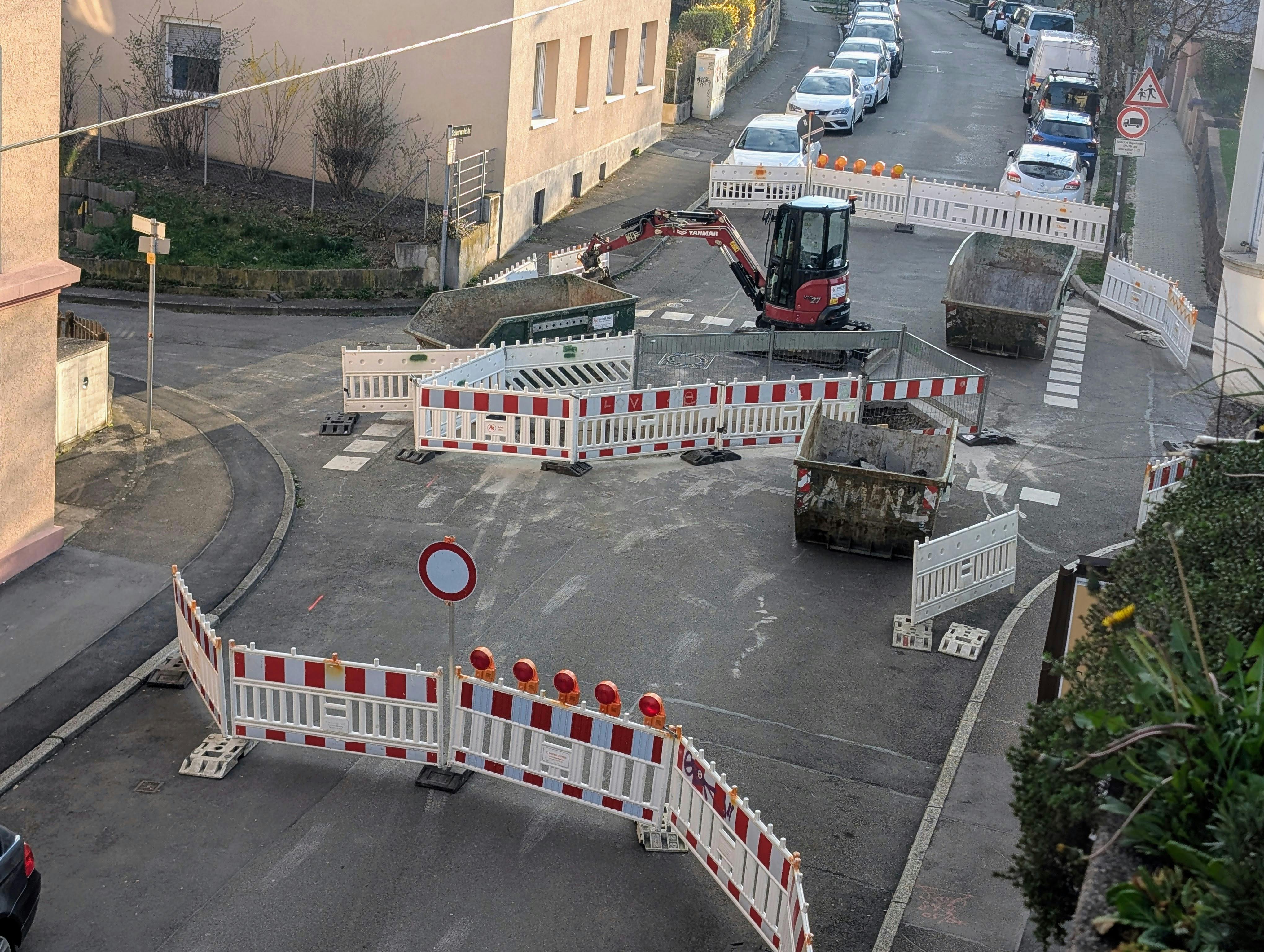 Die Kreuzung Schurwaldstraße/Krauchenweg ist bis auf weiteres voll gesperrt. Mit entsprechenden Folgen für den Autoverkehr. Foto: Jürgen Brand