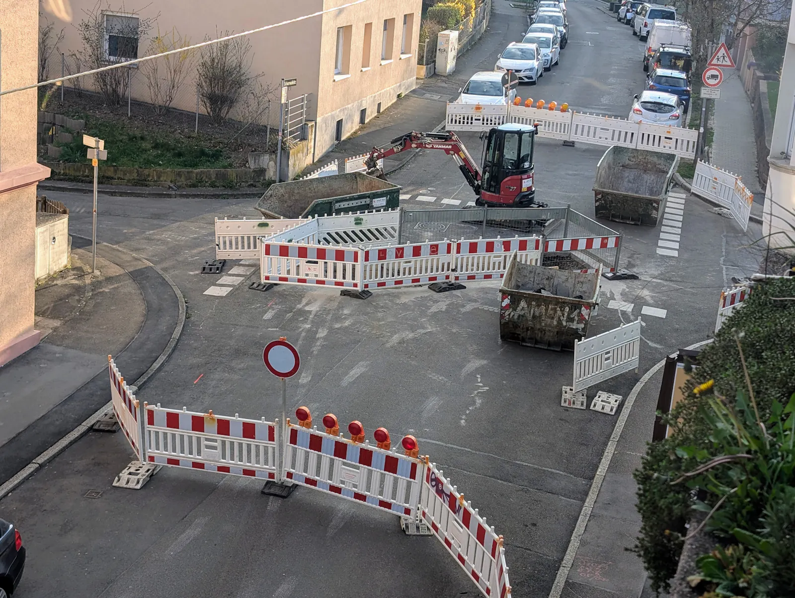Die Kreuzung Schurwaldstraße/Krauchenweg ist bis auf weiteres voll gesperrt. Mit entsprechenden Folgen für den Autoverkehr. Foto: Jürgen Brand