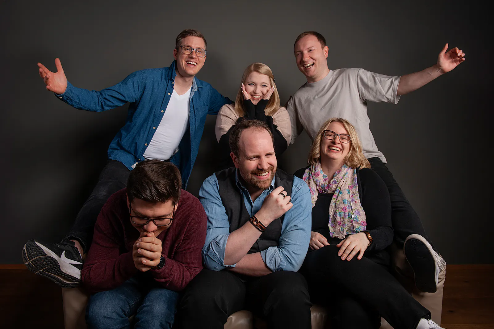 Ein Gruppenfoto der Dice Actors. Alle machen spaßige Posen und lachen.