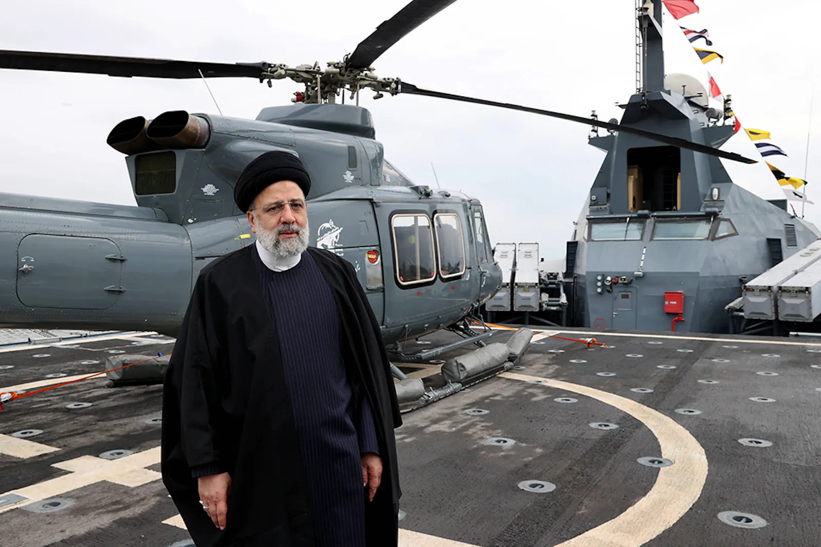 Ebrahim Raisolsadati, Präsident des Iran, bei der Inspektion eines Kriegsschiffes
