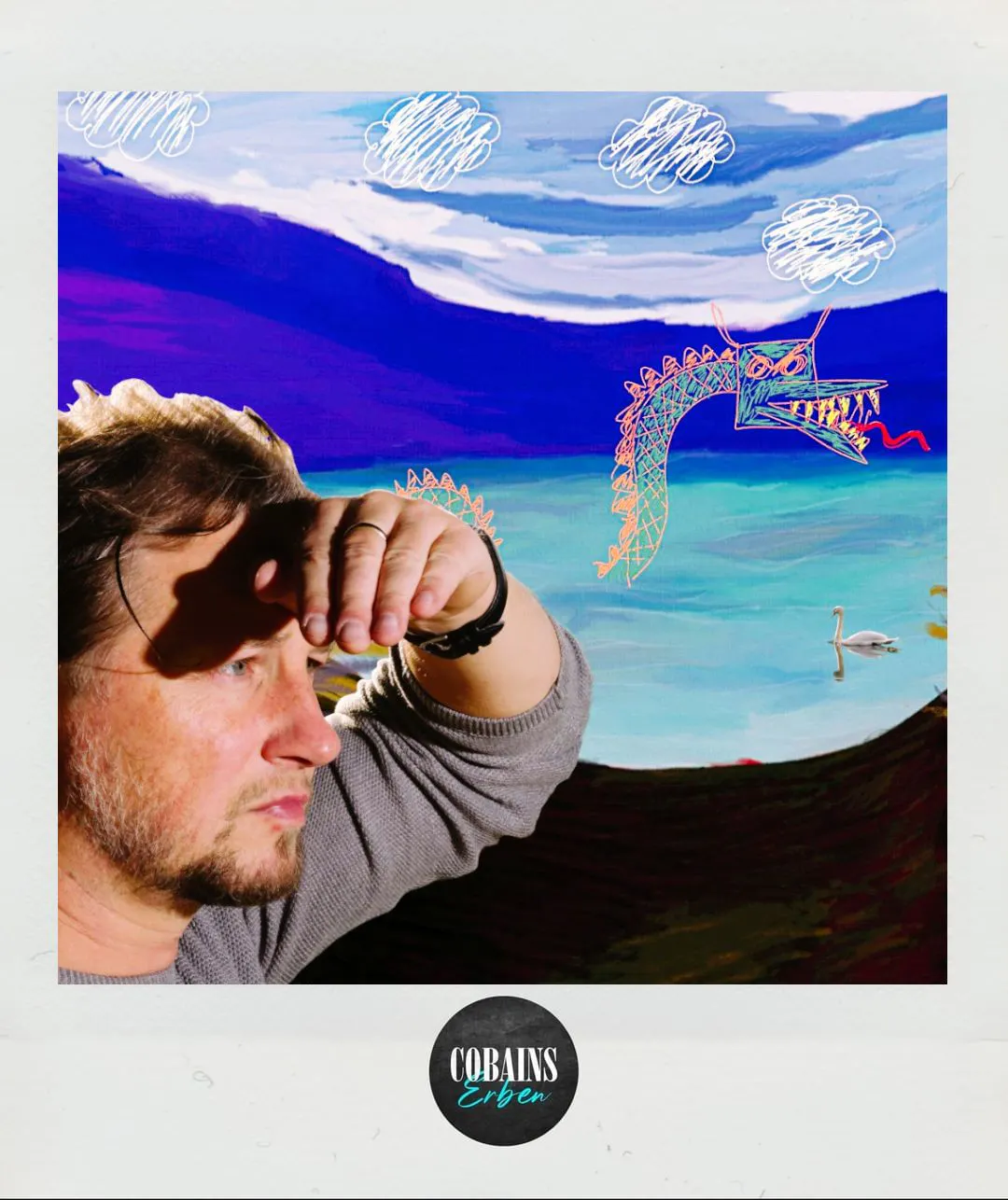 Ein Bild in der Art eines Polaroids, das Gofi zeigt, wie er in die Ferne schaut. Im Hintergrund ist eine kindlich gemalte Seeschlange in einem gemalten See, im Hintergrund Berge und ein bewölkter Himmel.