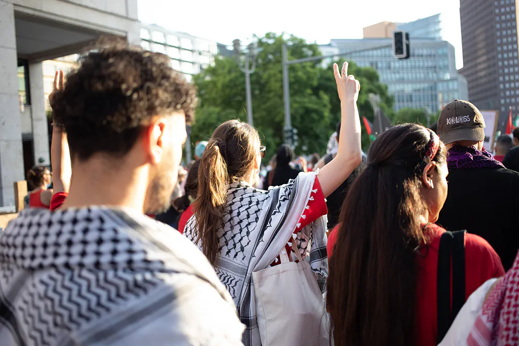 Europäische Demonstranten mit "Pali-Tuch"