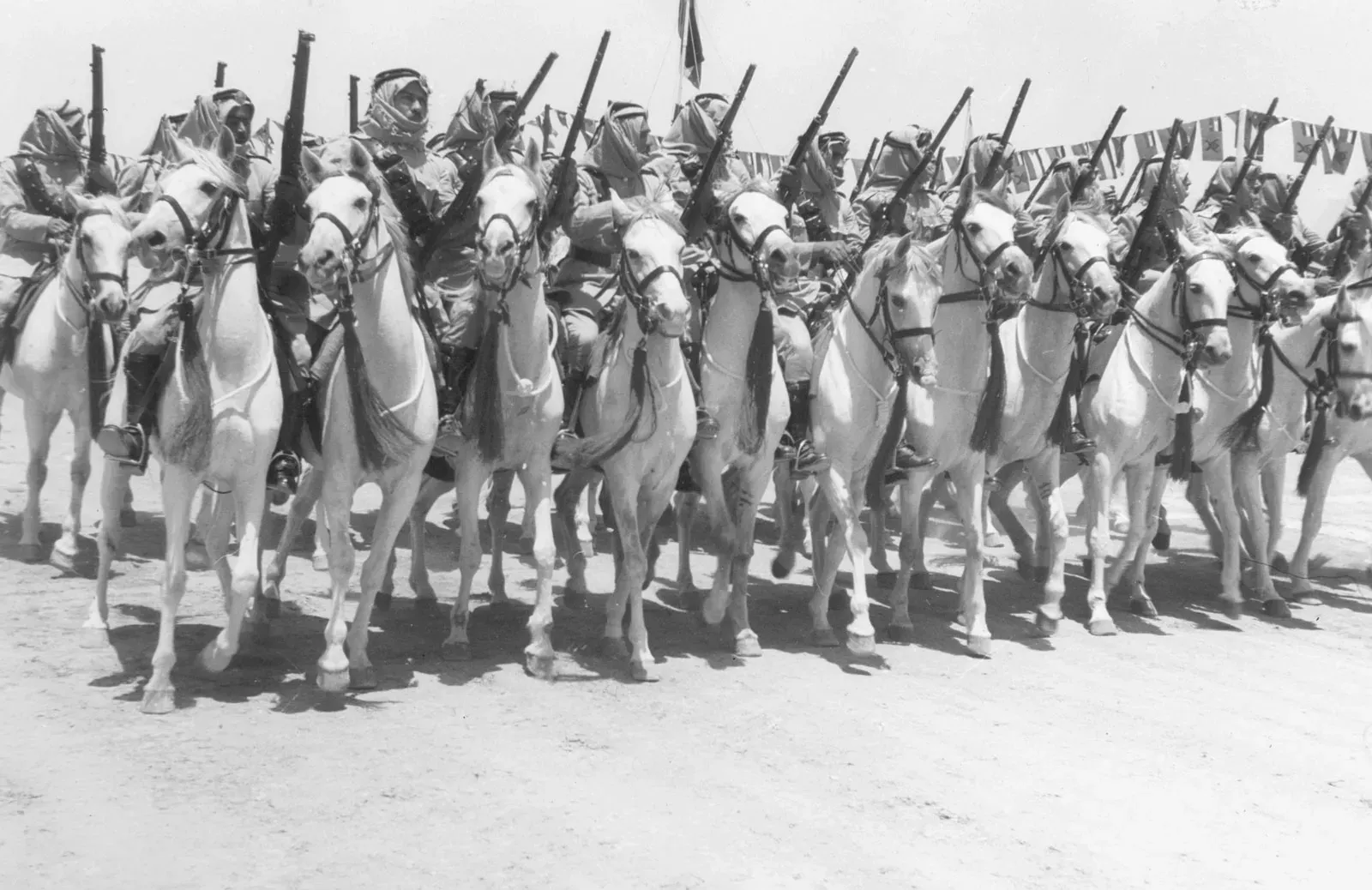 Ursprünglich britische Hilfstruppen bei einer Parade zur Einführung des jordanischen Königs 1946.