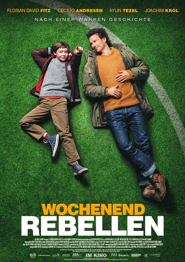 Cito Andresen und Florian David Fitz liegen im Mittelkreis.
Cito zeigt als "Jason" zeigt zu den Sternen und erklärt seinem Papsi etwas. Oberhalb die Namen der Schauspieler, der Hinweis, dass der Film nach einer wahren Geschichte gedreht wurde, sowie der Titel "Wochenendrebellen.