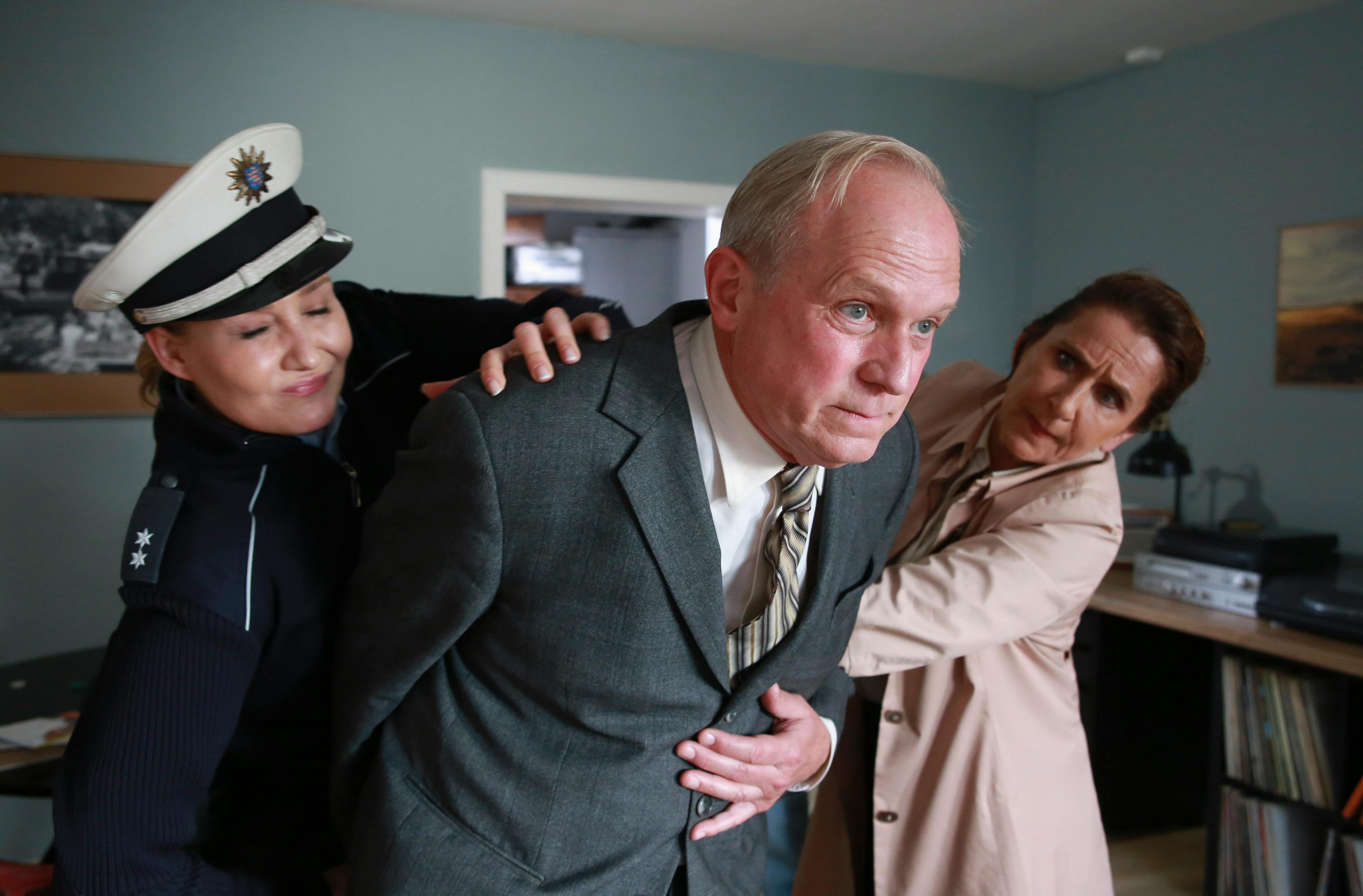 Alles im Griff:  (v. l. n. r.) Polizistin Schreiner (Monika Wojtyllo), Felix Murot (Ulrich Tukur) und Magda Wächter (Barbara Phillipp) // © HR/Senator Film/Dietrich Brüggemann