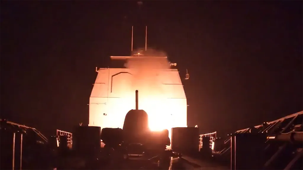 Ein US-Schiff feuert einen Marschflugkörper ab.