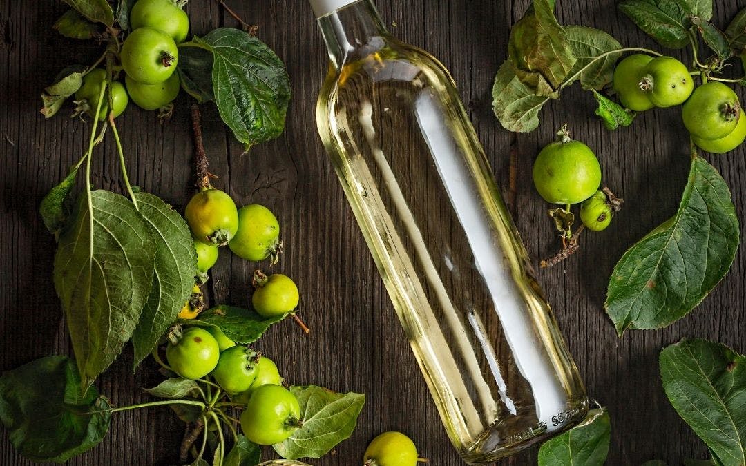 The best comes now. 5 Top non-alcohol alternatives! Alkoholfreie Empfehlungen des Schaumweinmagazins: WEinflasche mit Obst