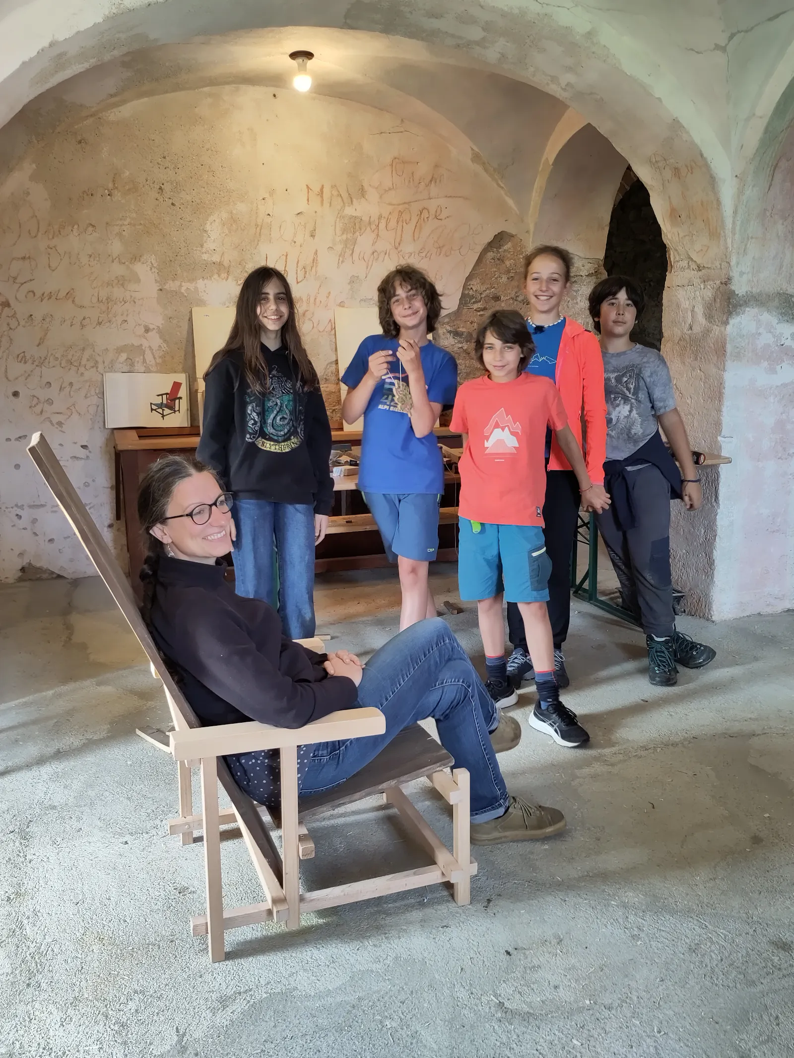 Luglio 2024 "prova di carico" della copia poltrona Red and Blu di Ritveld originale del 1918, realizzata dai ragazzi delle Ri - Creazioni alla Trappa di Sordevolo. Sulla poltrona Nazarena Lanza