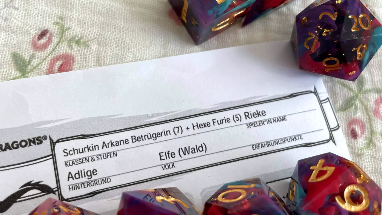 Nahaufnahme des Dungeons-&-Dragons-Charakterbogens von Elaynie, umgeben von bunten Würfeln in Pink- & Lilatönen mit goldenen Zahlen. Sichtbar sind die Angaben „Schurkin Arkane Betrügerin (7) + Hexe Furie (5)“, „Volk: Elfe (Wald)“ und „Hintergrund: Adlige“. Der Spielername „Rieke“ steht rechts oben auf dem Bogen.