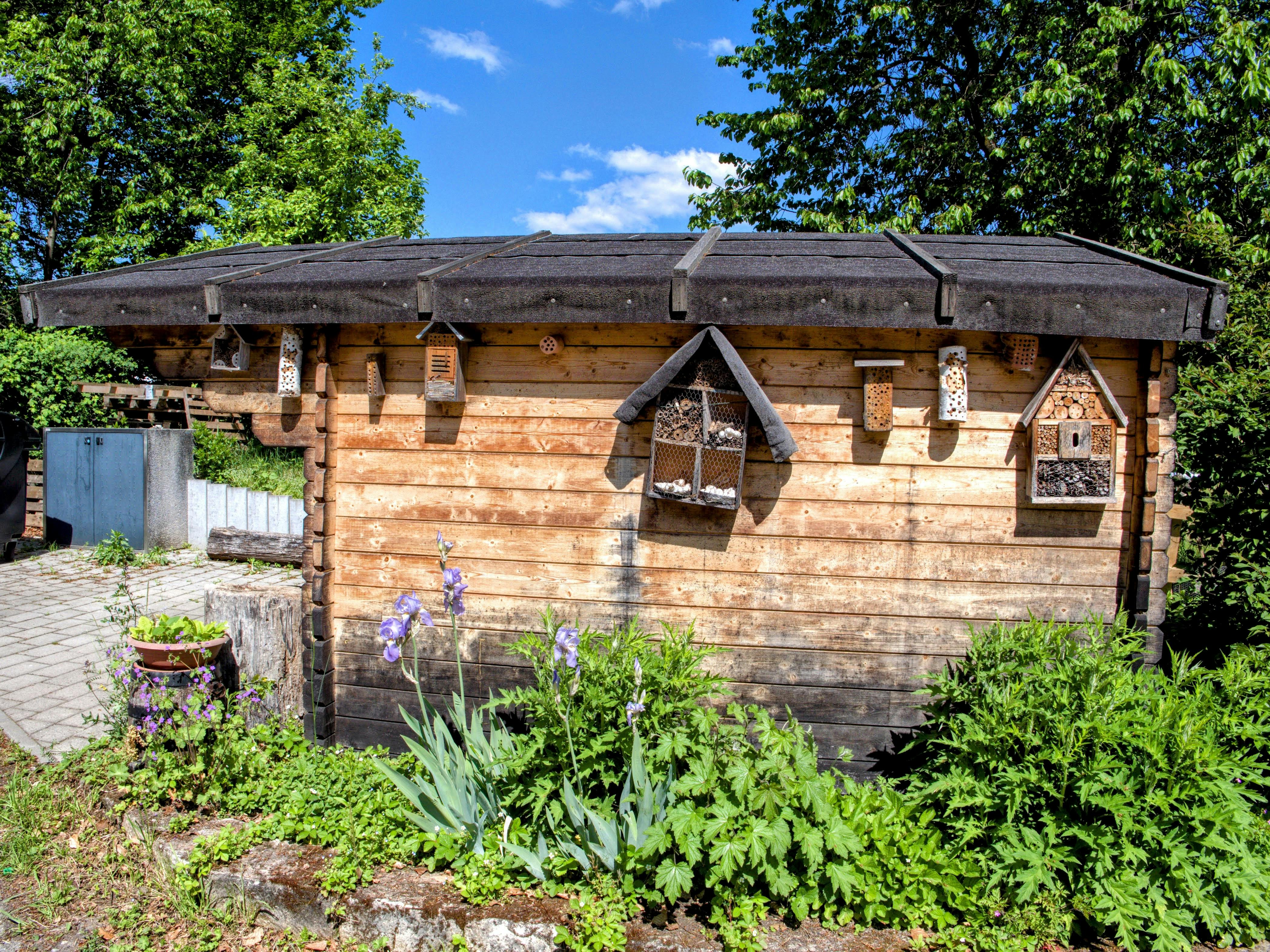 An der Hütte für die Gartengeräte gibt es gleich mehrere Insektenhotels. Foto: Jürgen Brand