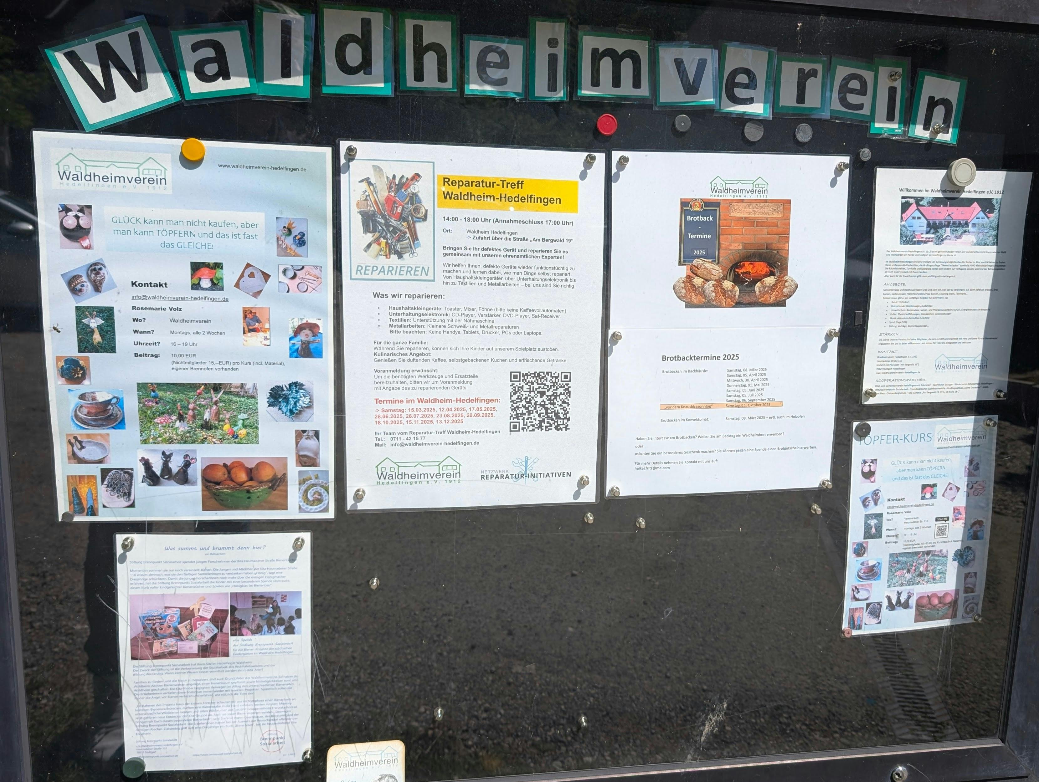 Die vielen Veranstaltungen werden im Schaukasten direkt am Waldheim angekündigt. Foto: Jürgen Brand