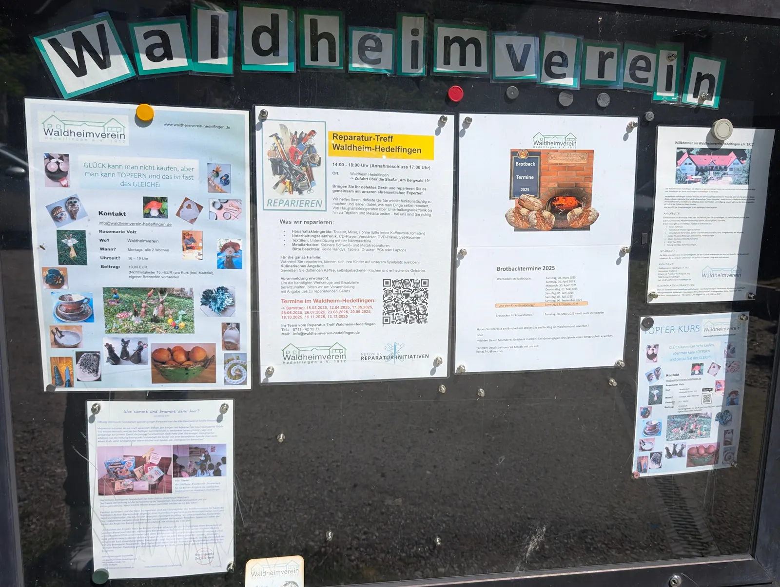 Die vielen Veranstaltungen werden im Schaukasten direkt am Waldheim angekündigt. Foto: Jürgen Brand
