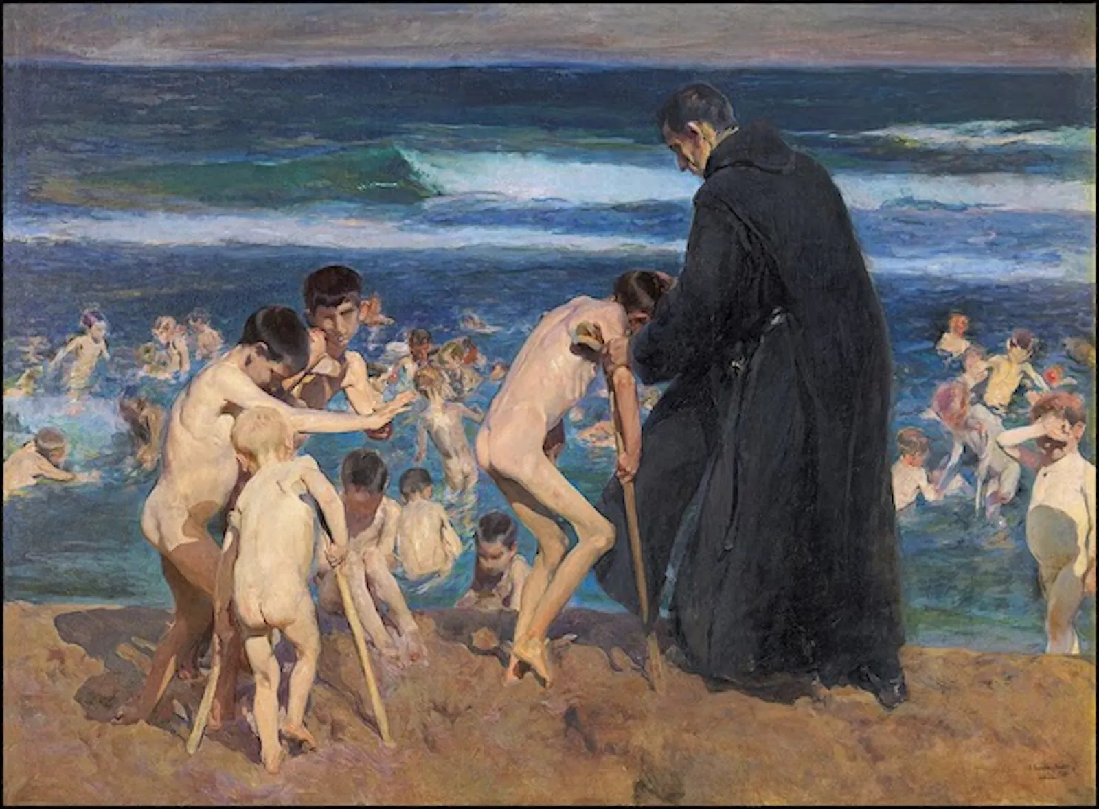 Am Strand hilft ein Priester einer Gruppe von behinderten Kindern, im Meer zu schwimmen