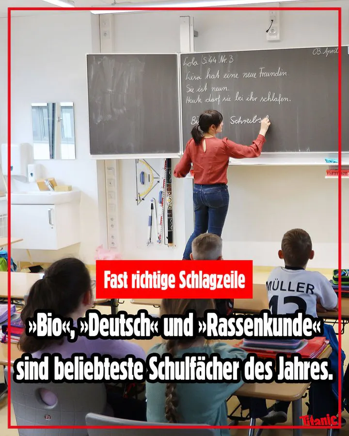 Eine Lehrerin schreibt Sätze an eine Tafel, im Vordergrund eine Schulklasse. Dazu der Text: »Fast richtige Schlagzeile: ›Bio‹, ›Deutsch‹ und ›Rassenkunde‹ sind beliebteste Schulfächer des Jahres.«