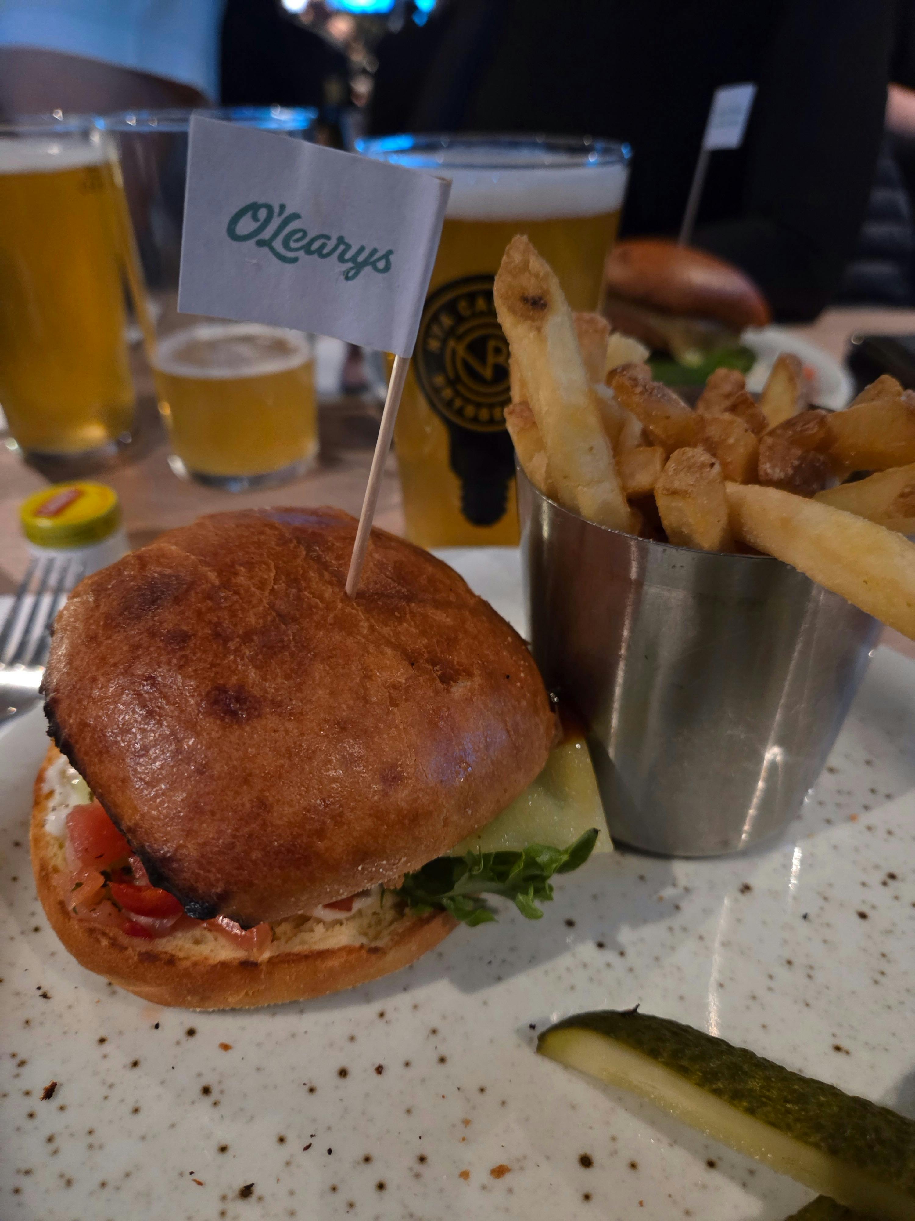 Vegetarischer Burger mit Pommes