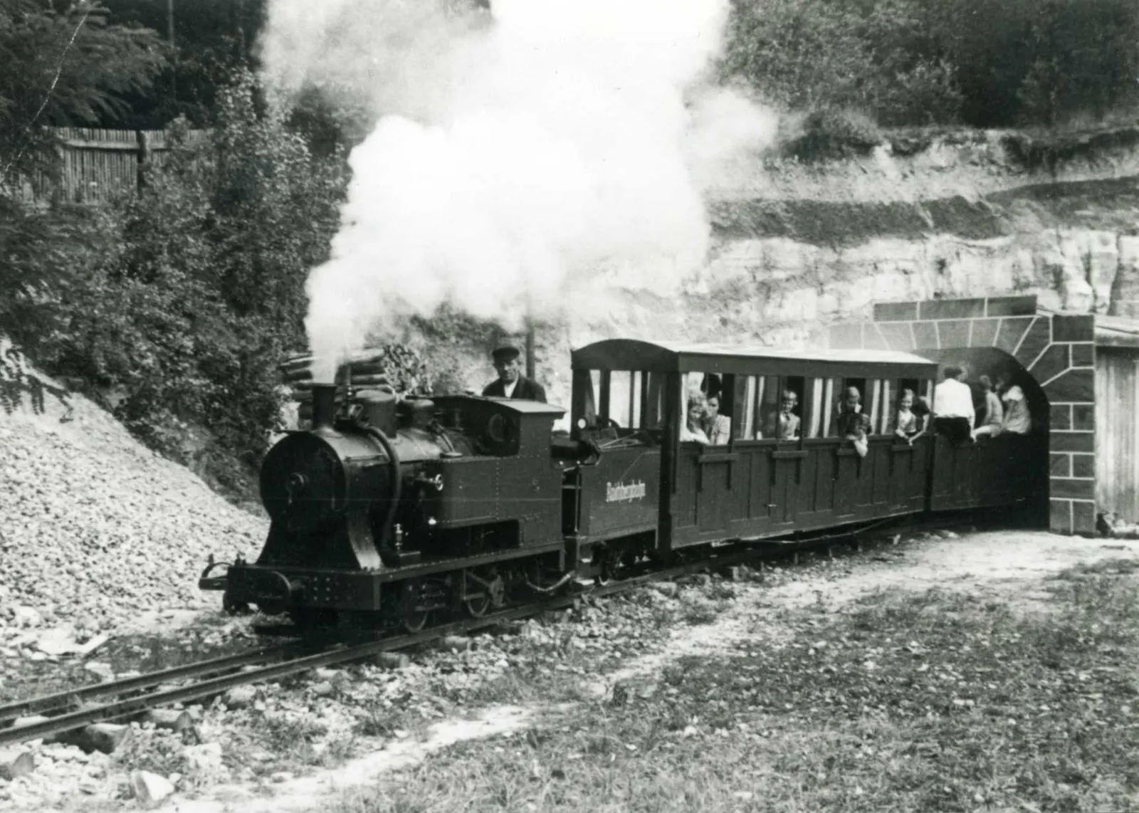 Die Raichbergbahn verlässt den "Tunnel". Foto: Sammlung Ehmann