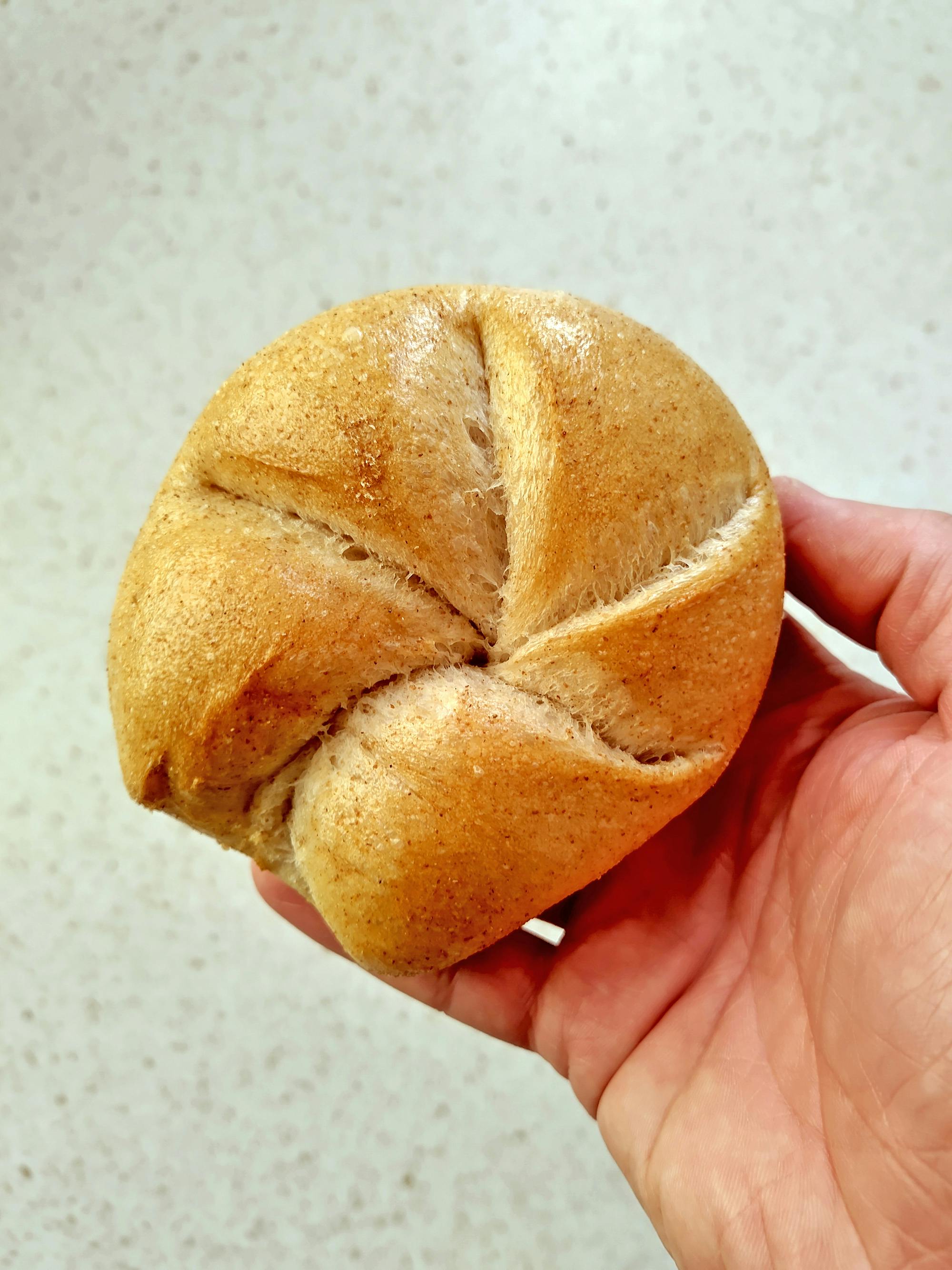 Eine handgeschlagene Semmel ist ein Stück Kulturgeschichte. Und nicht so einfach, wie es aussieht. Nur noch wenige Bäcker bieten heute Handsemmeln an, aber diese Entwicklung war auch schon vor mehr als 70 Jahren Anlass zur Kritik.