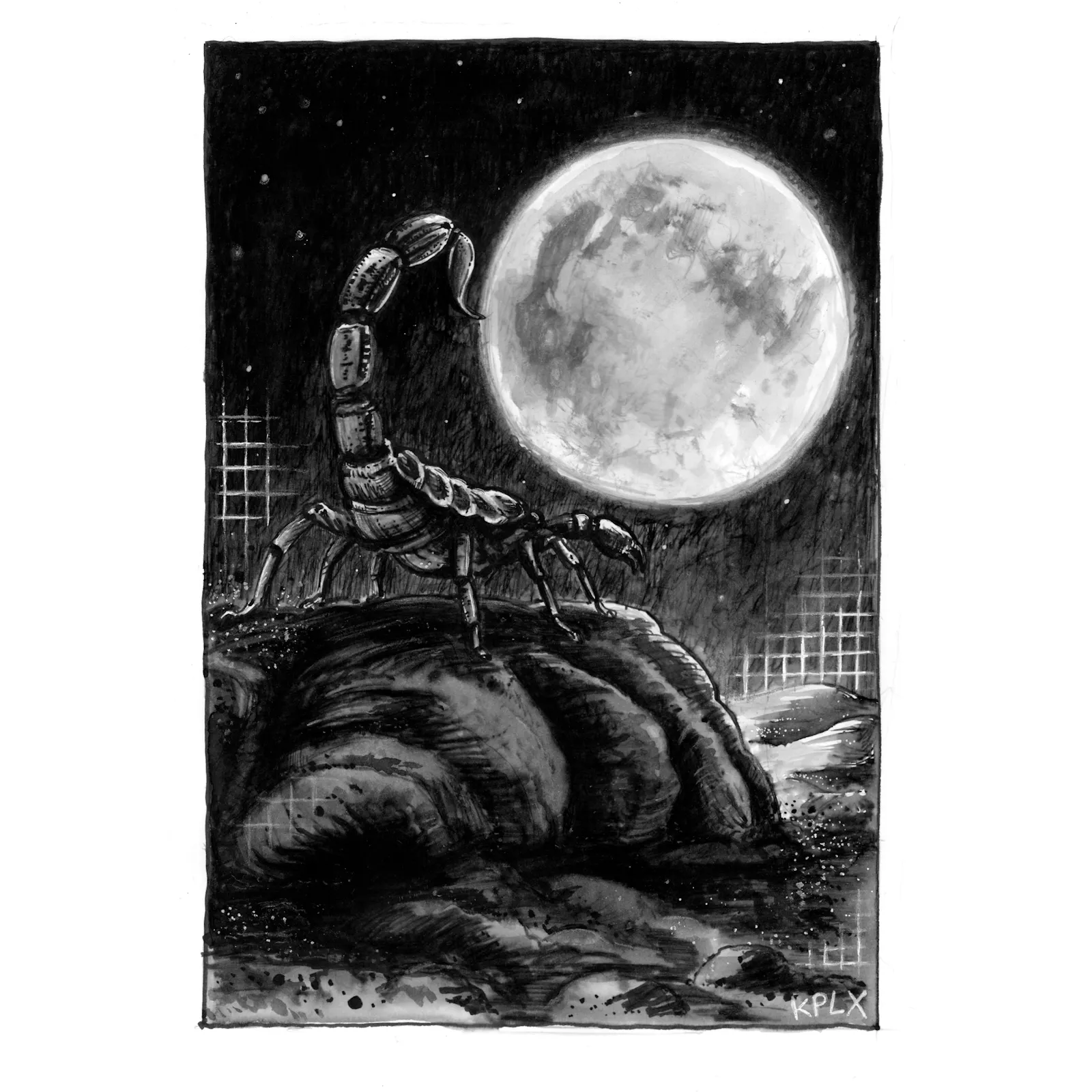 Schwarz-weiße Tuschezeichnung eines Skorpions, der auf einem Felsen unter einem riesigen, hell leuchtenden Vollmond steht. Der Himmel ist tiefschwarz, mit feinen Sternpunkten, und der Mond dominiert die Szene, sodass sein Licht dramatische Kontraste auf den Felsen und den Skorpion wirft. Der Skorpion hebt bedrohlich den Schwanz, bereit zum Stich, während die Umgebung eine einsame Landschaft andeutet.