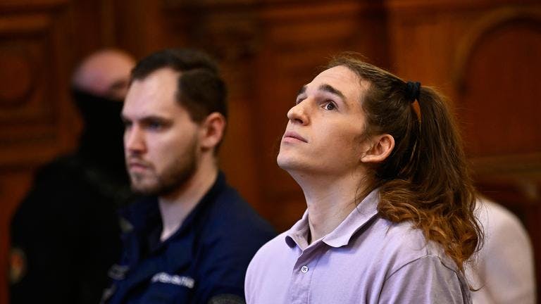 Maja T. im Gerichtssaal, Blick nach oben gerichtet, in Hintergrund ein Polizist
Foto: https://www.zdfheute.de/politik/deutschland/maja-t-urteil-budapest-100.html