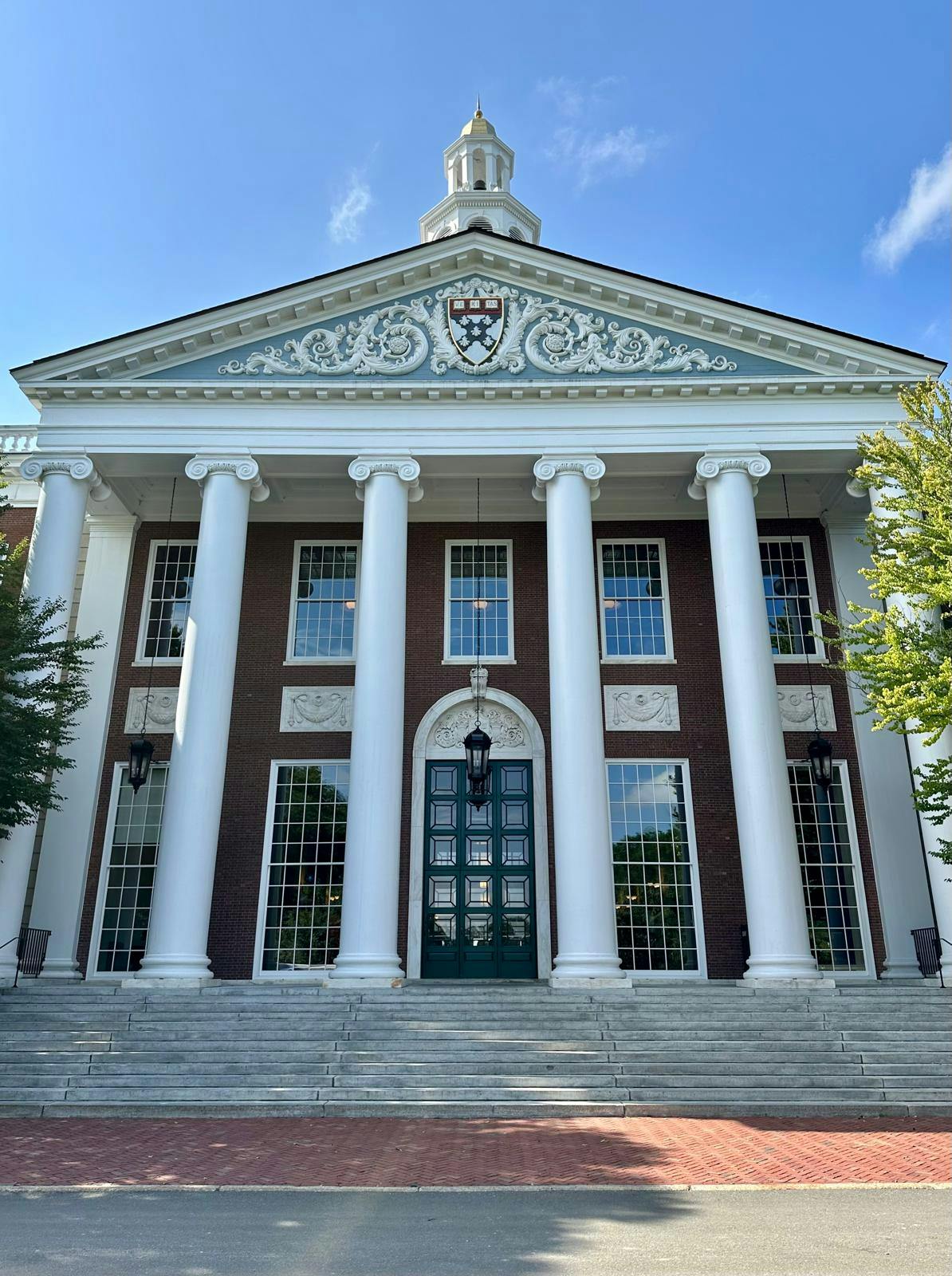 Ein Foto vom Eingang der Baker Library, das Wahrzeichen der Harvard Business School.