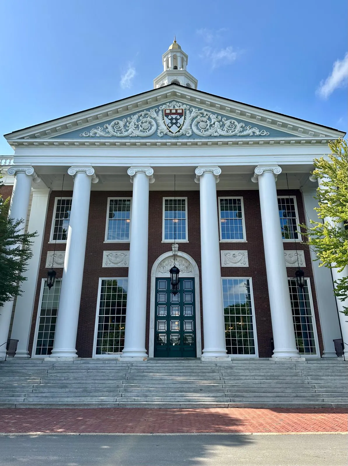 Ein Foto vom Eingang der Baker Library, das Wahrzeichen der Harvard Business School.