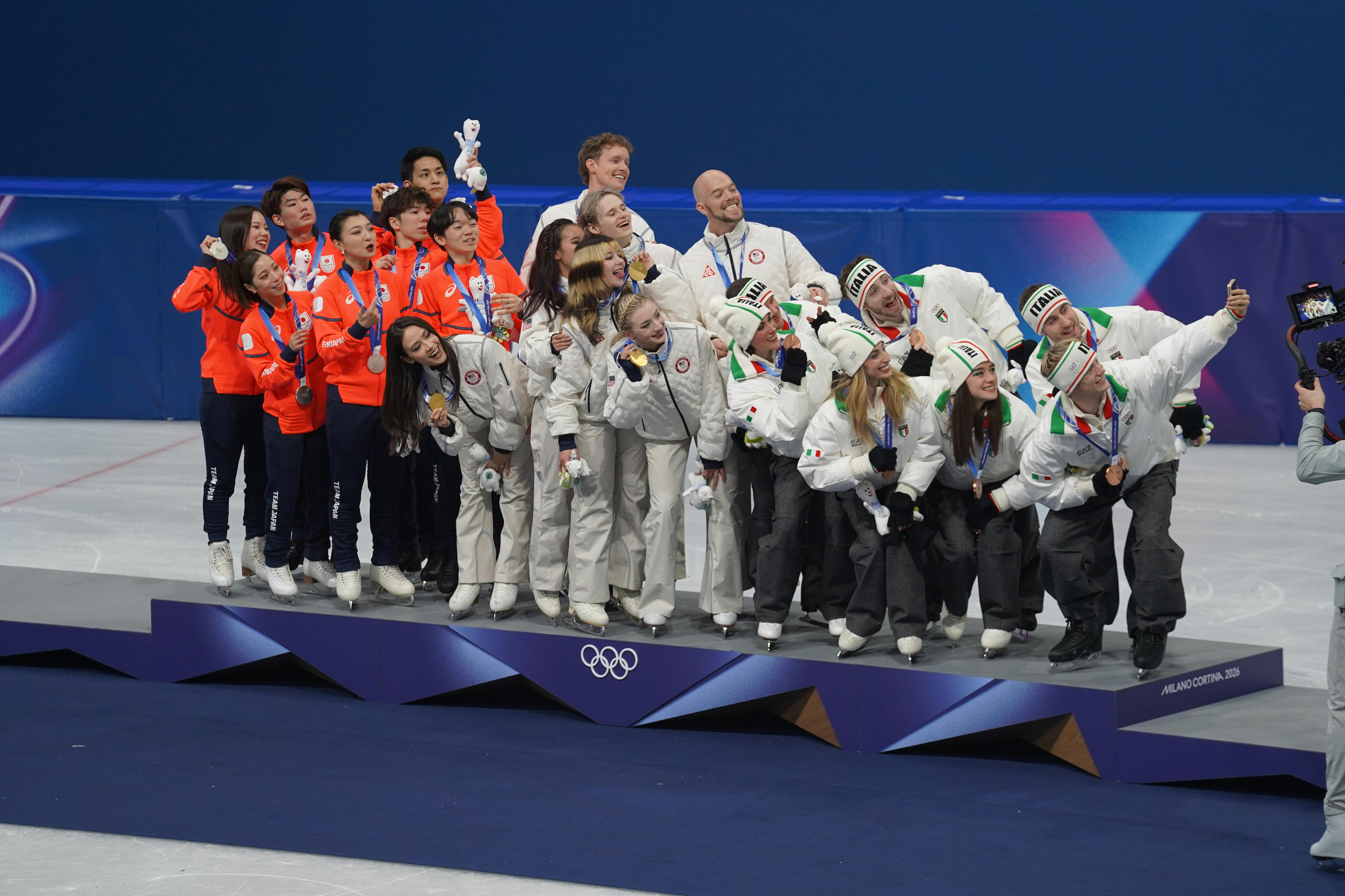 Die Medaillengewinner-Teams machen ein Selfie auf dem Podium