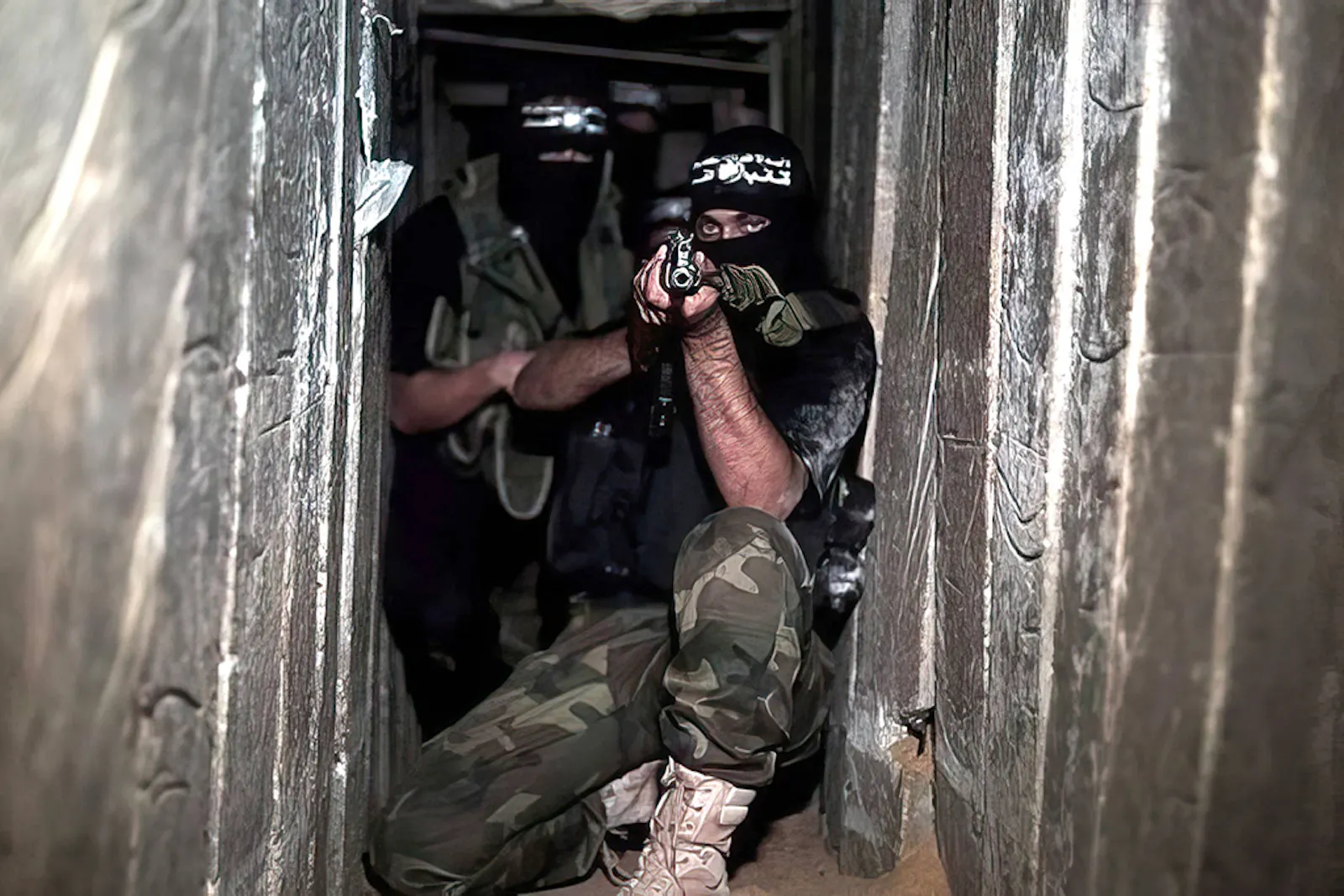 Terroristen der Kassam Brigaden posieren in einem Tunnel