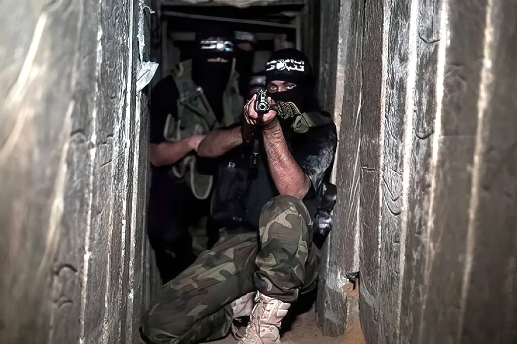 Terroristen der Kassam Brigaden posieren in einem Tunnel