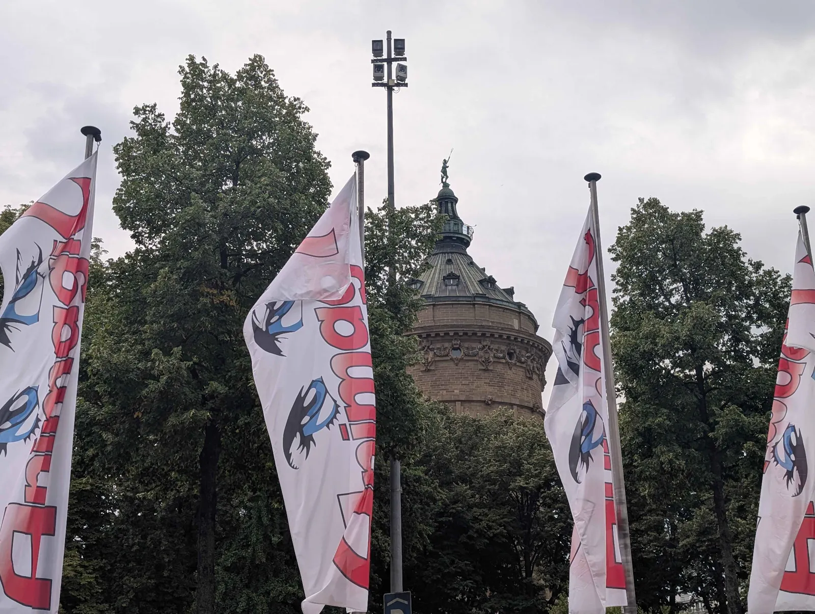 Die Flaggen der AnimagiC, im Hintergrund der große Wasserturm des Mannheimer Rosengartens.