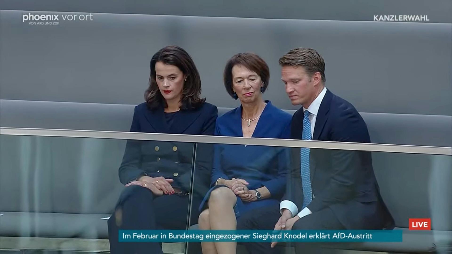 Die Familie von Friedrich Merz auf den Besucher*innenrängen des Bundestags. Sie haben keine gute Laune.