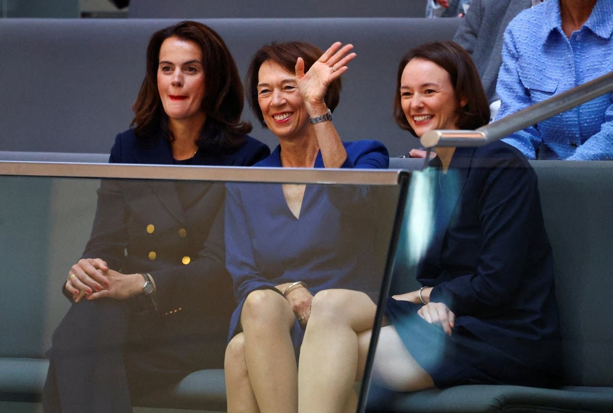 Die Familie von Friedrich Merz auf den Besucher*innenrängen des Bundestags. Sie sind gut gelaunt.